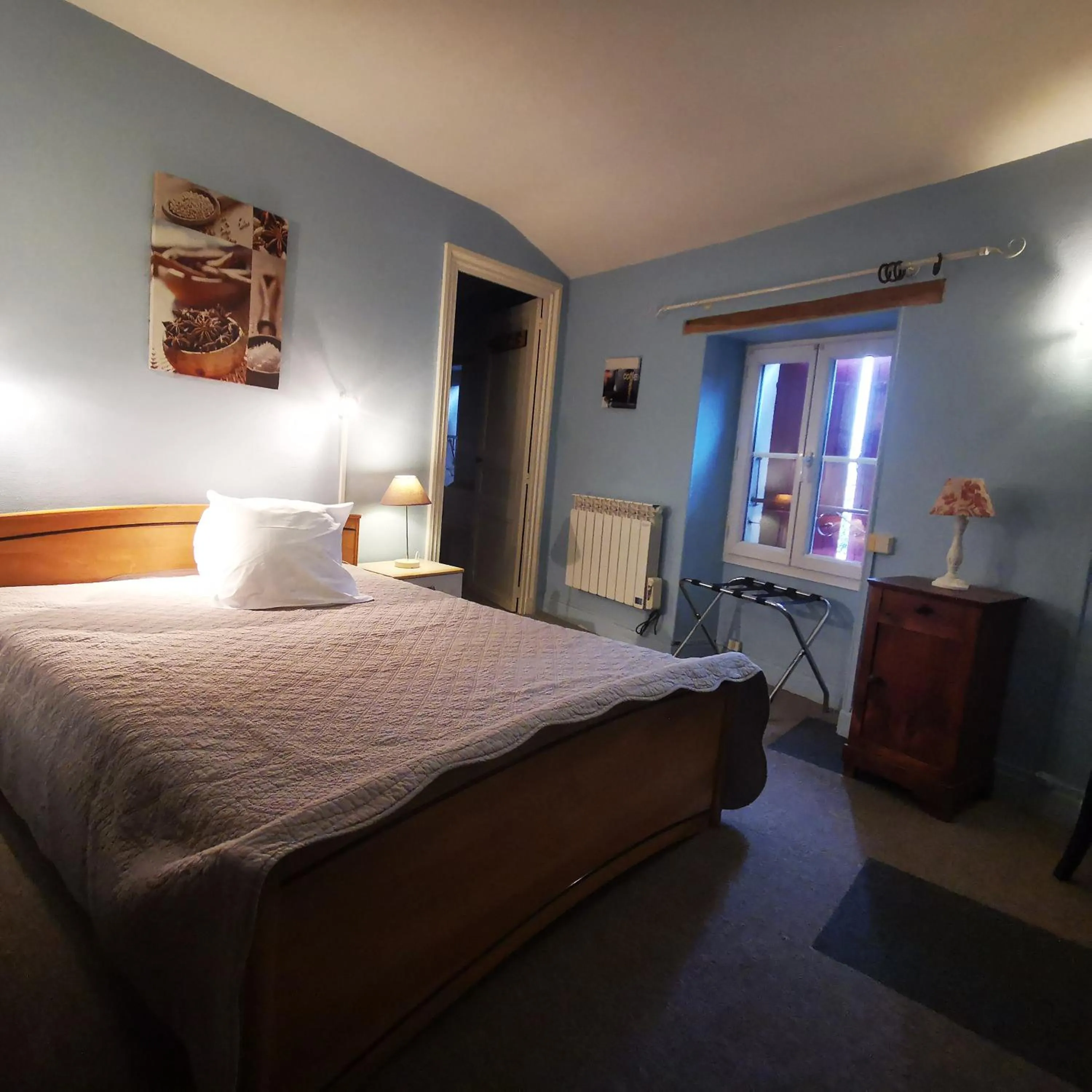 Property building, Bed in Logis Hôtel & Restaurant Le Saint Savinien