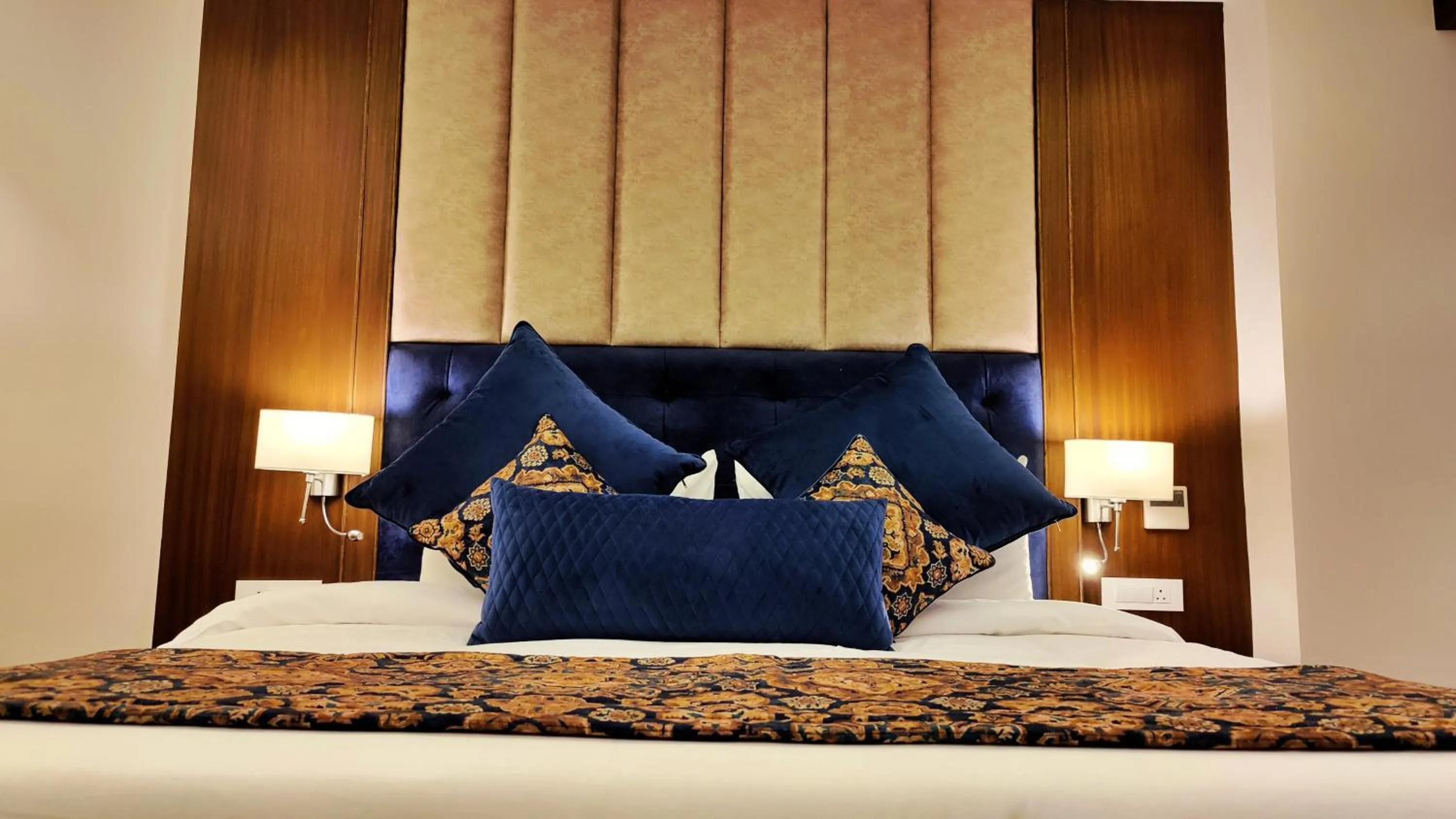 Bed in Royale Retreat Hotel & Spa Near Mall Road