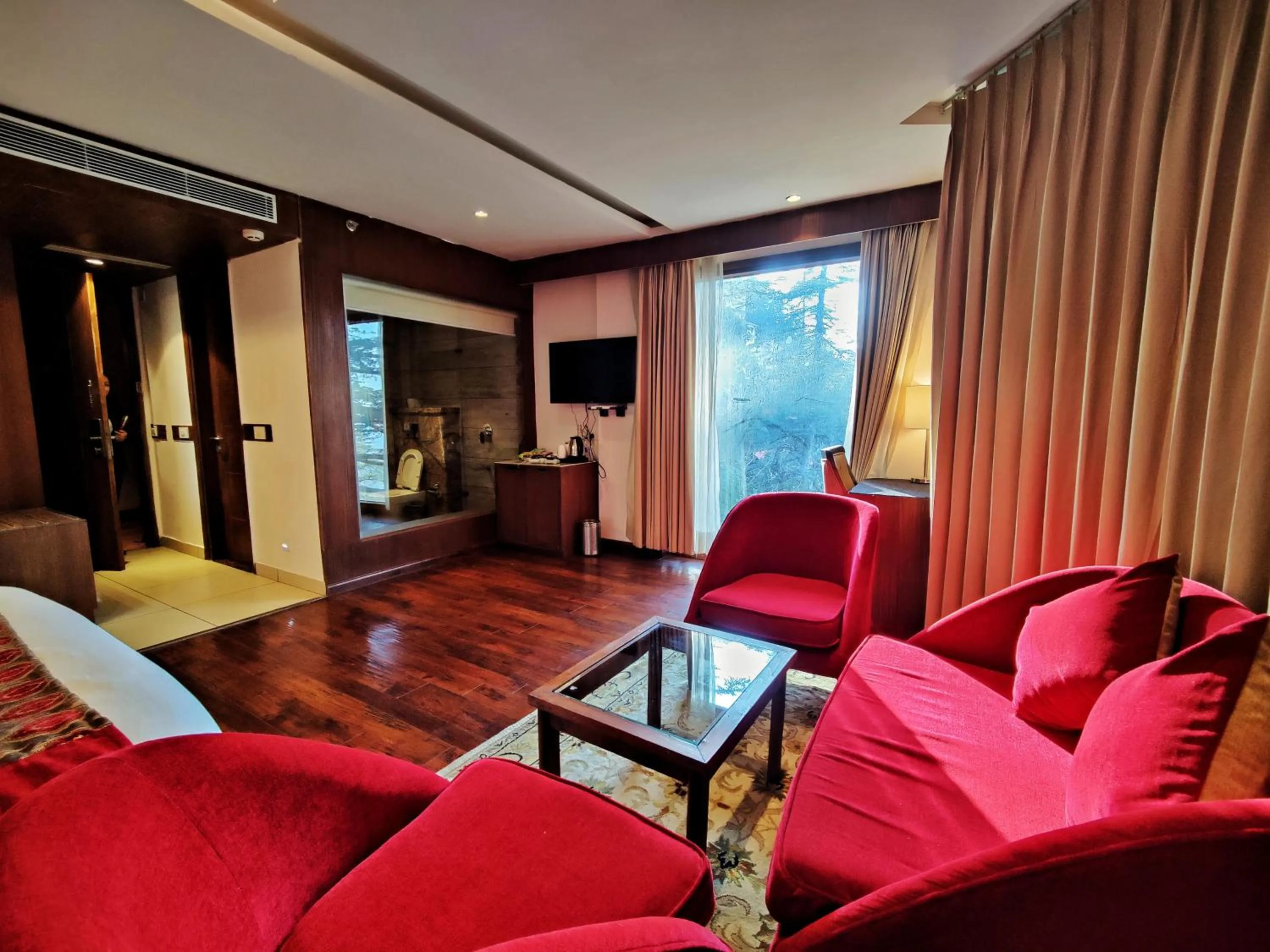 Seating area in Royale Retreat Hotel & Spa Near Mall Road