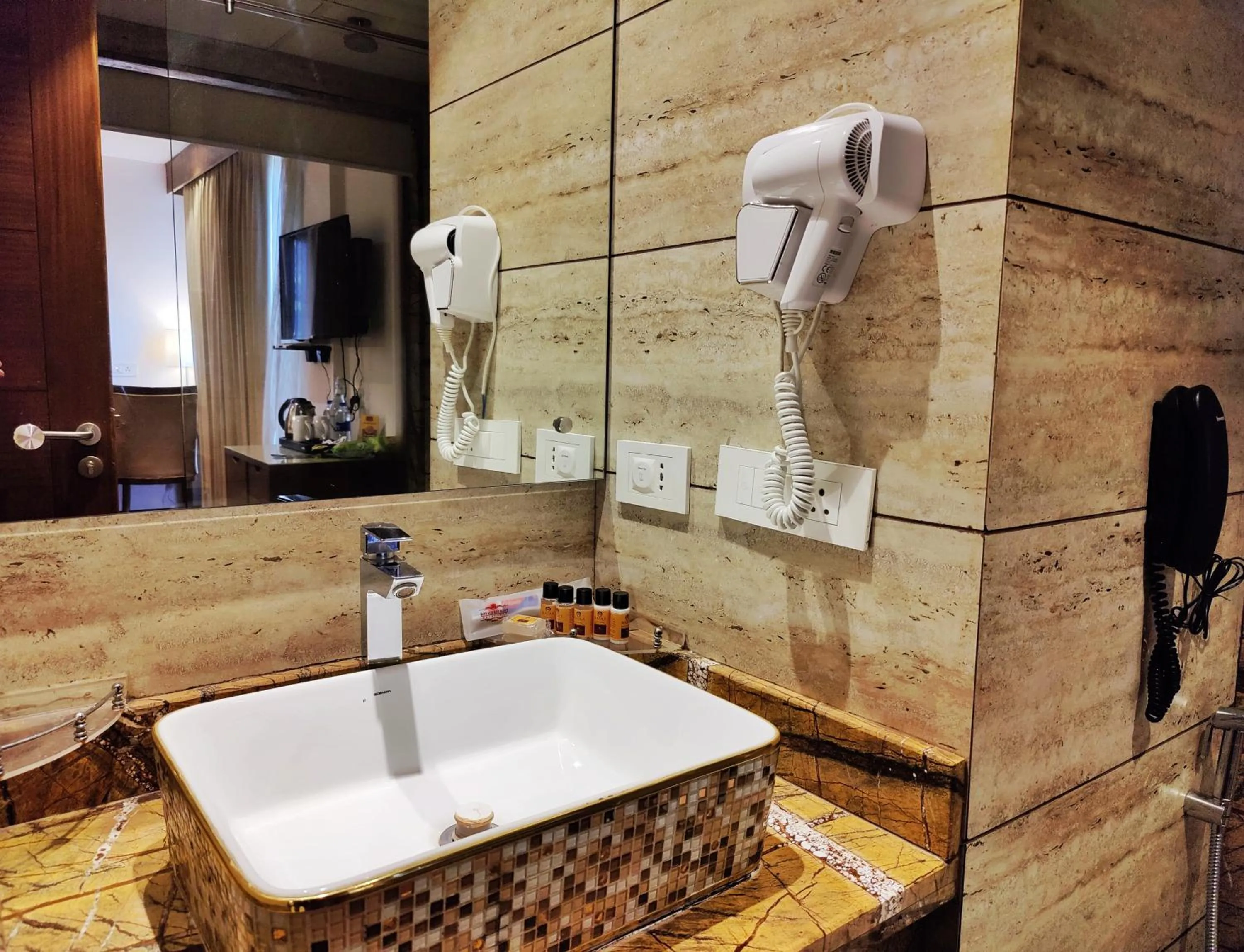 Bathroom in Royale Retreat Hotel & Spa Near Mall Road