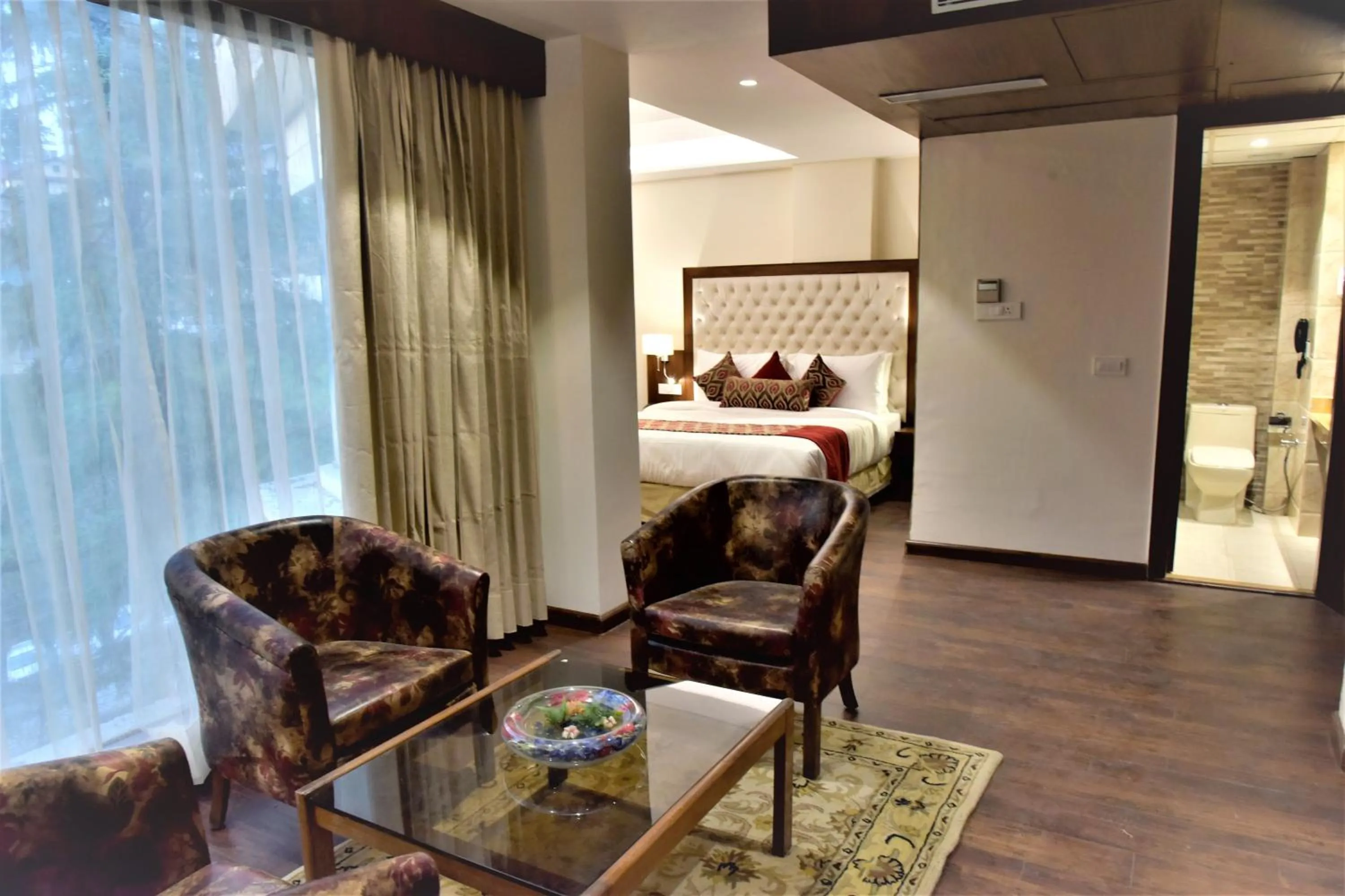 Living room, Bed in Royale Retreat Hotel & Spa Near Mall Road