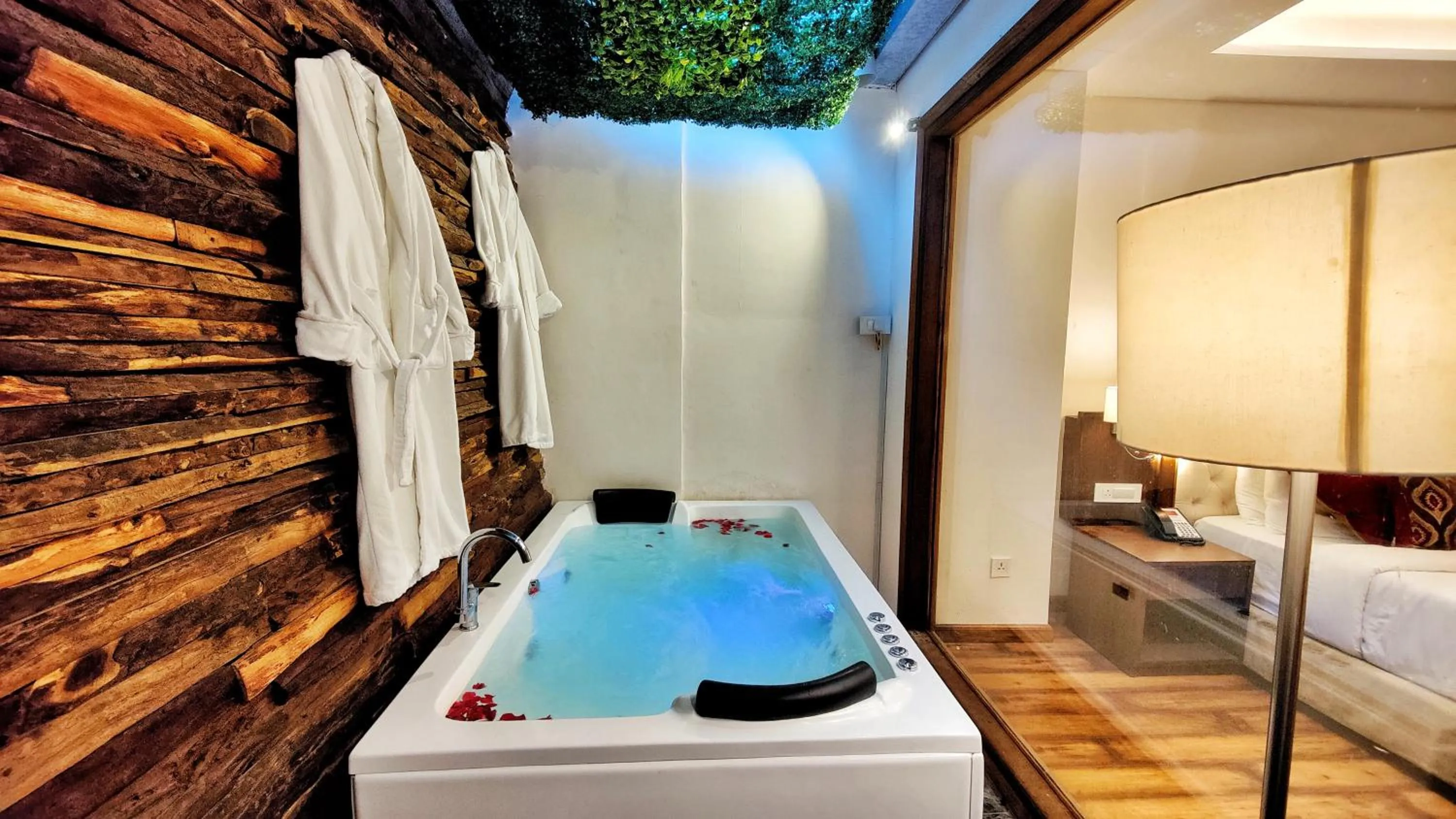 Bath, Bed in Royale Retreat Hotel & Spa Near Mall Road