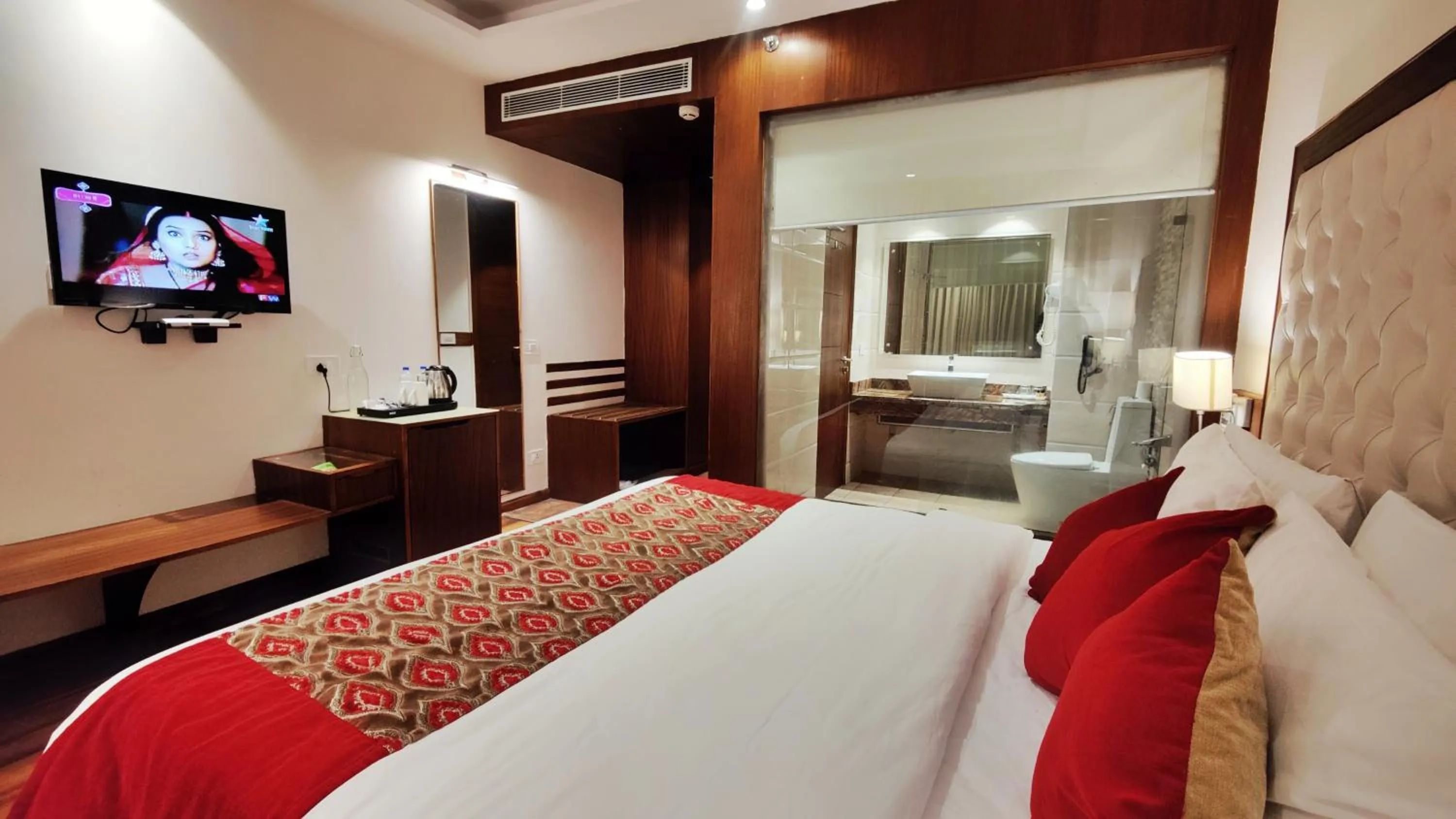 Bedroom, Bed in Royale Retreat Hotel & Spa Near Mall Road