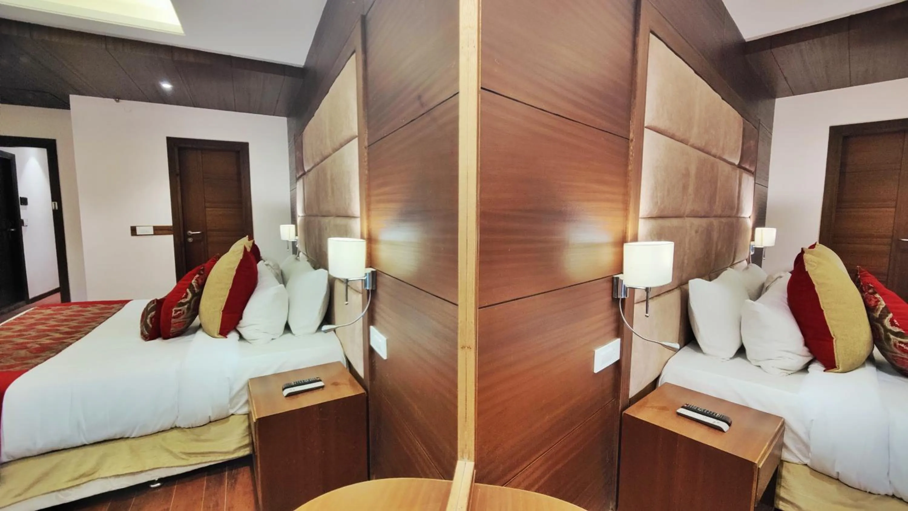 Bedroom, Bed in Royale Retreat Hotel & Spa Near Mall Road