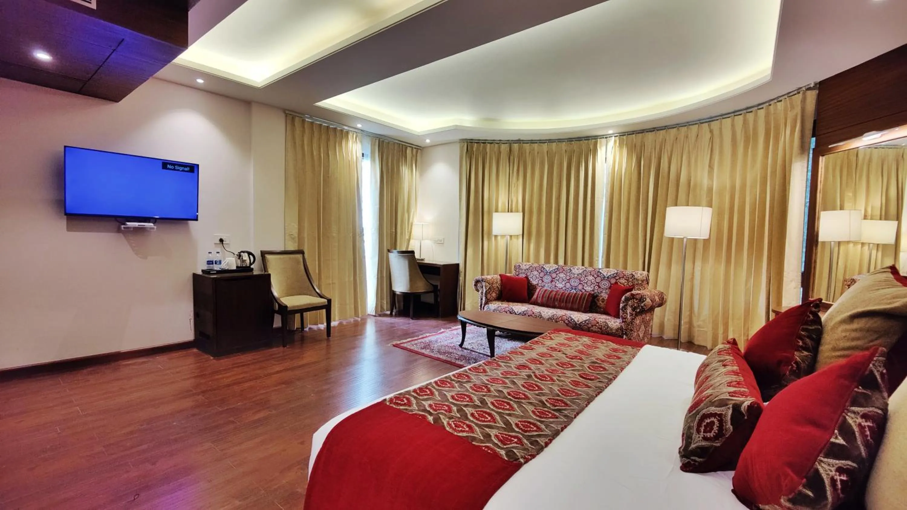 Photo of the whole room, Bed in Royale Retreat Hotel & Spa Near Mall Road