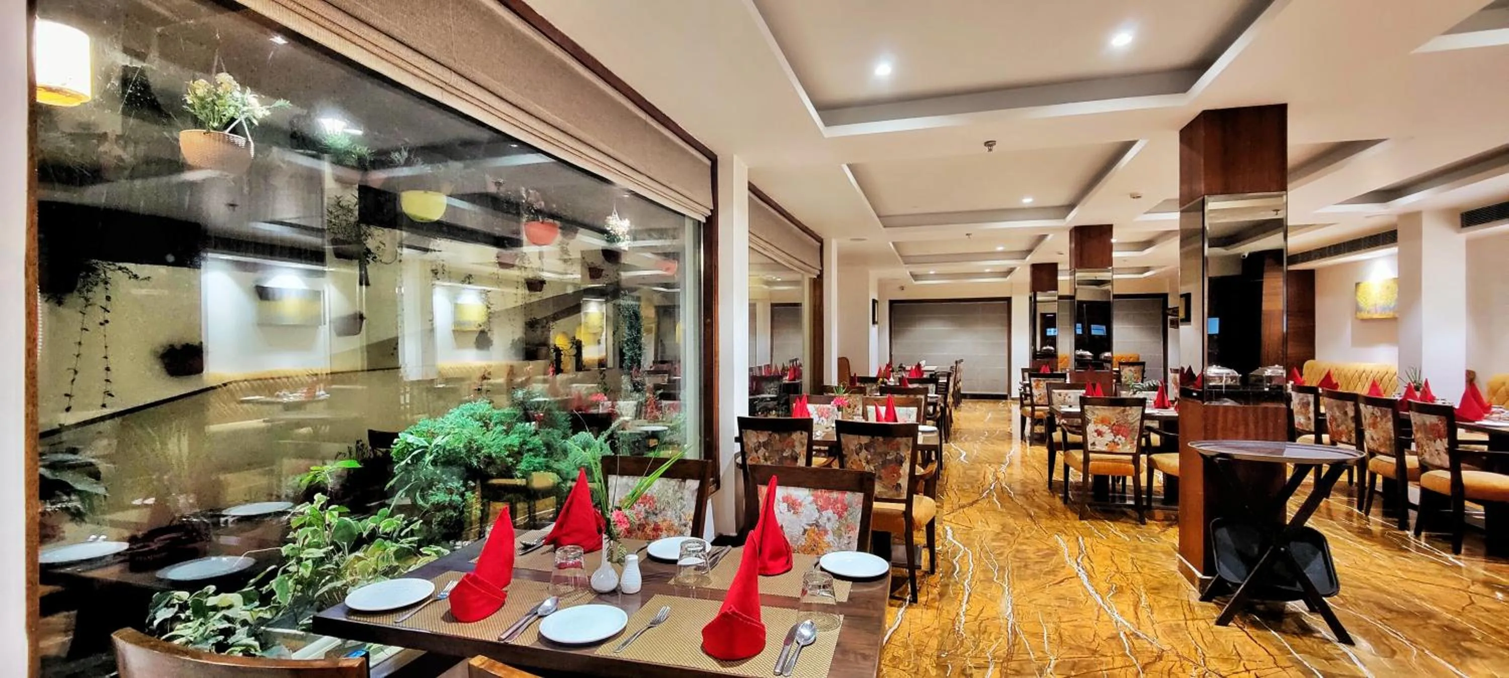 Restaurant/places to eat in Royale Retreat Hotel & Spa Near Mall Road