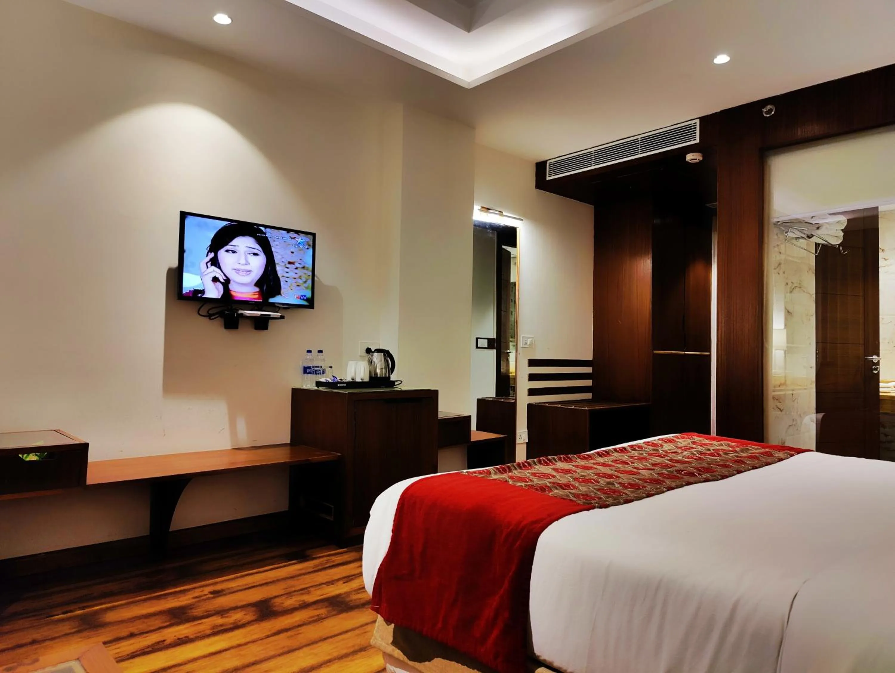 Bedroom, Bed in Royale Retreat Hotel & Spa Near Mall Road