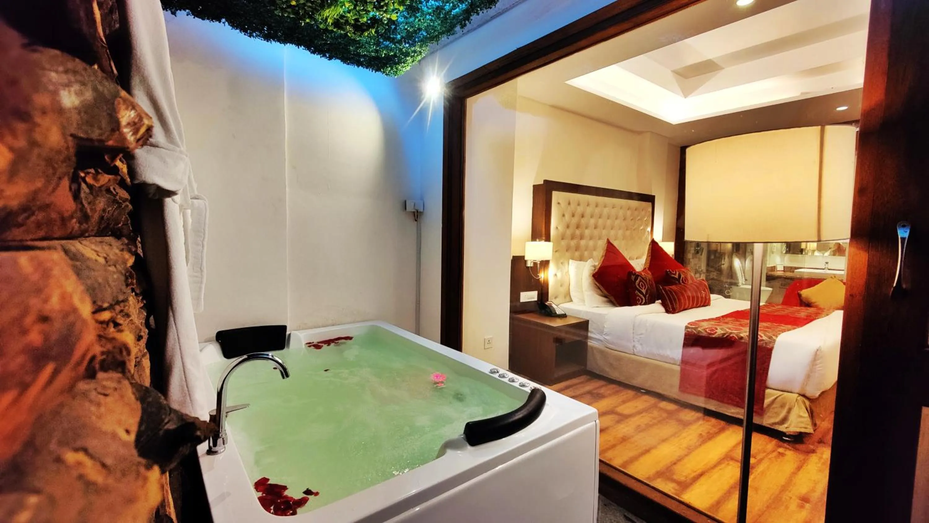 Bath, Bed in Royale Retreat Hotel & Spa Near Mall Road