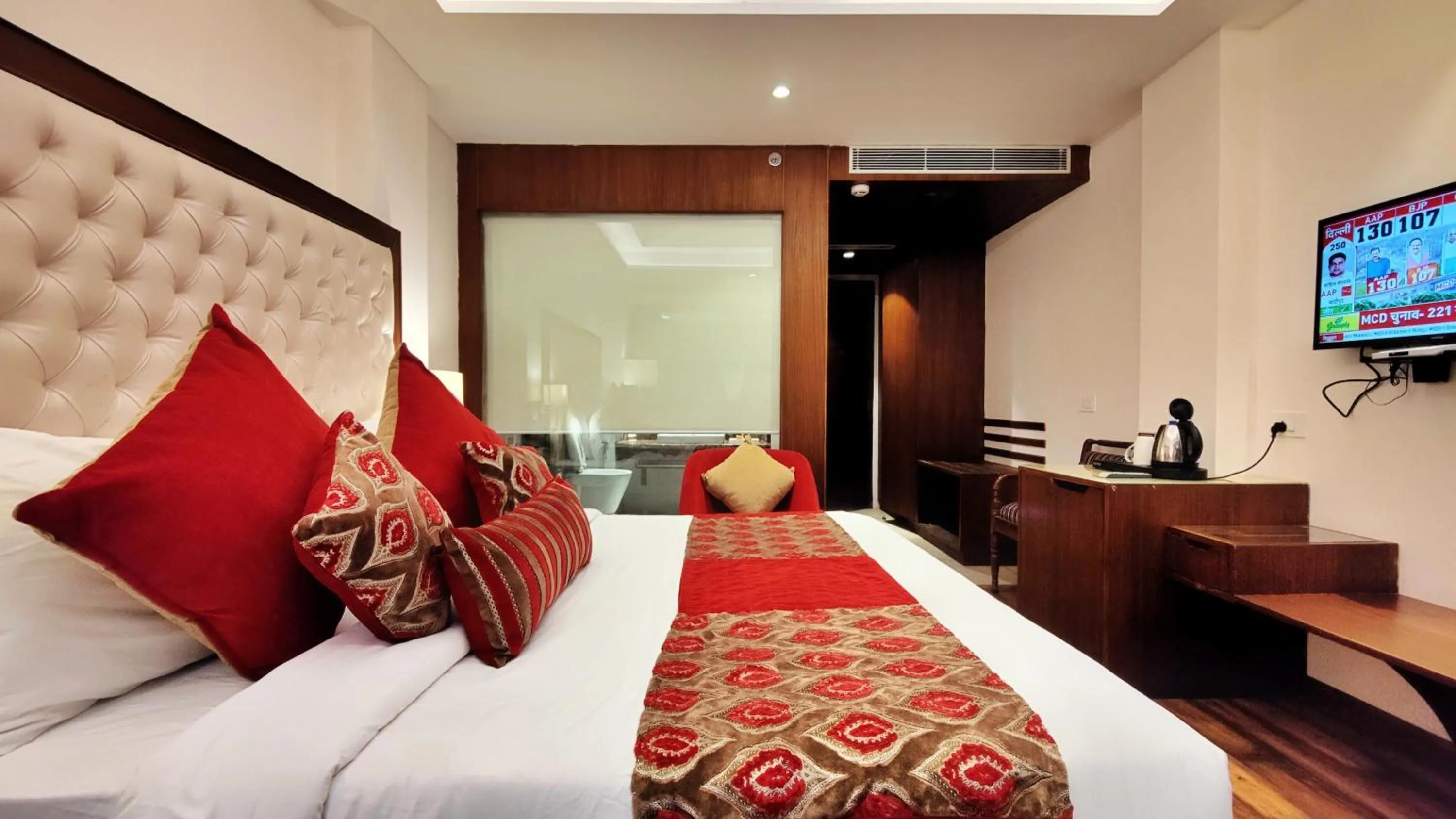 Bed in Royale Retreat Hotel & Spa Near Mall Road