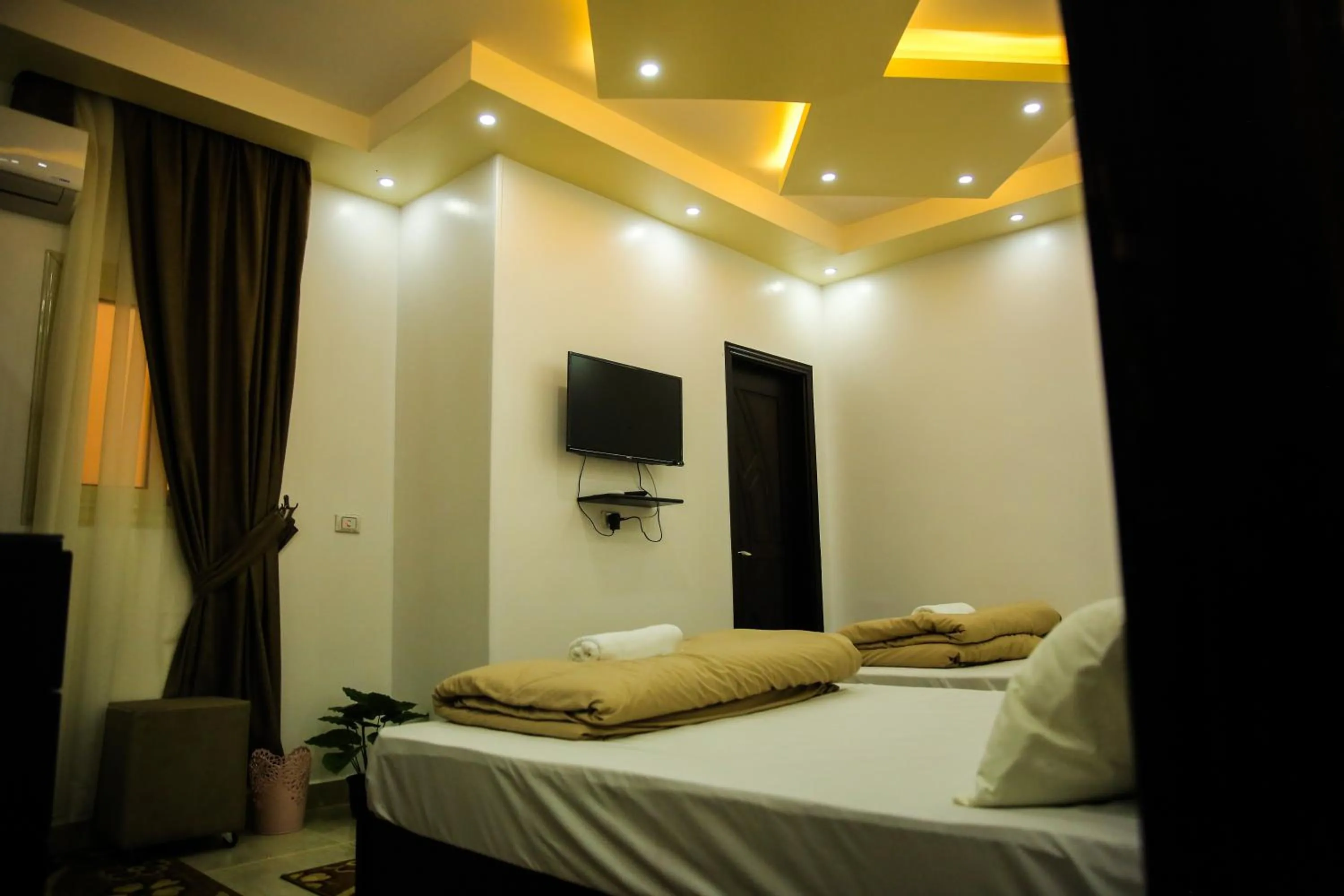 Bed in Queen Pyramids View Inn