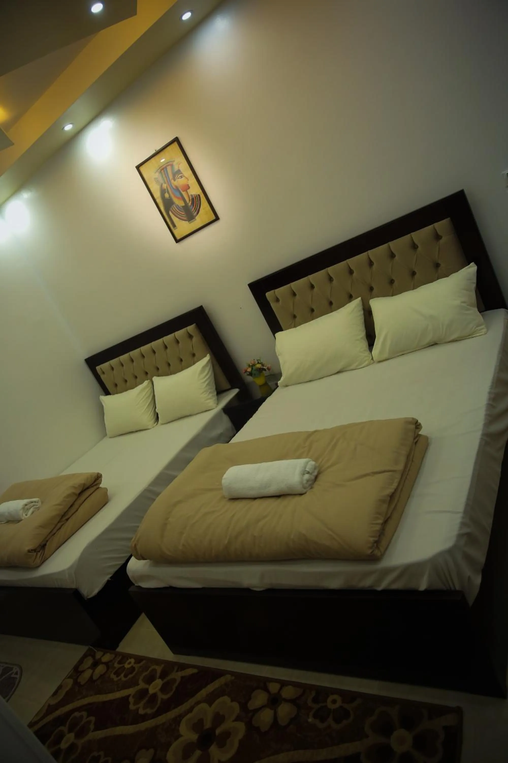 Bed in Queen Pyramids View Inn