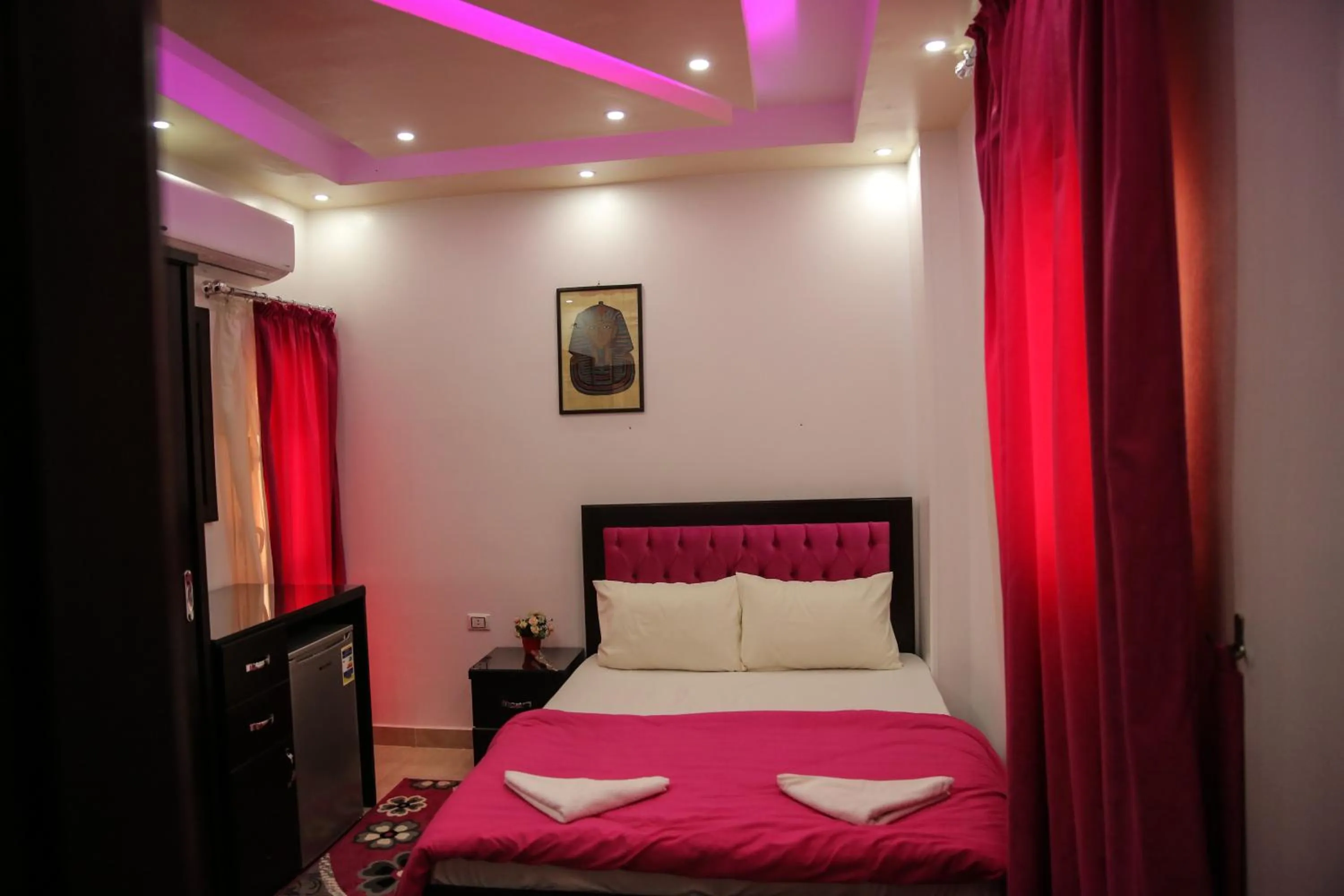 Bed in Queen Pyramids View Inn