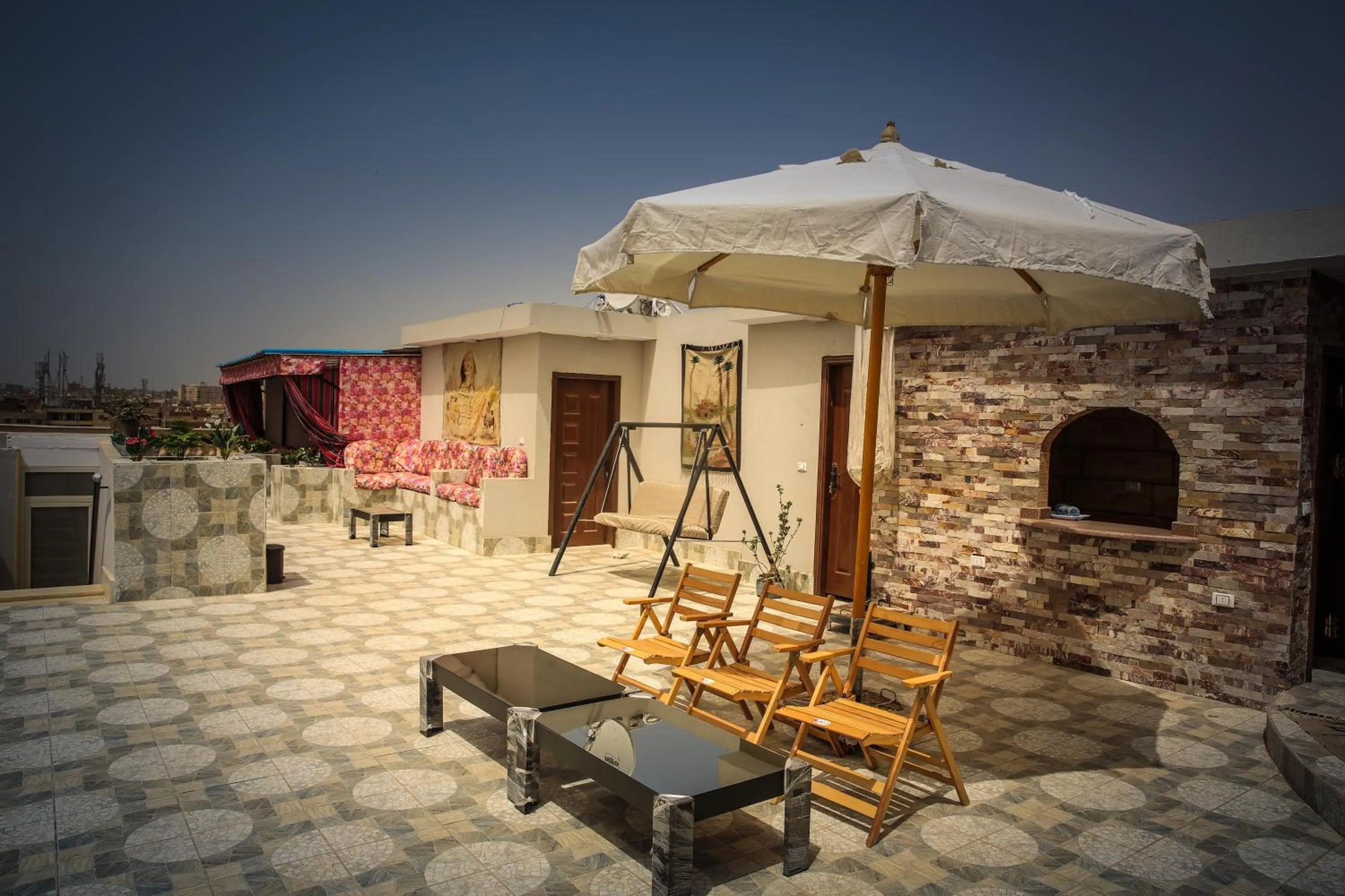 Queen Pyramids View Inn