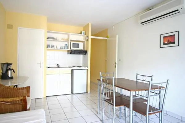 Kitchen or kitchenette in Hotel-appart Les Manguiers