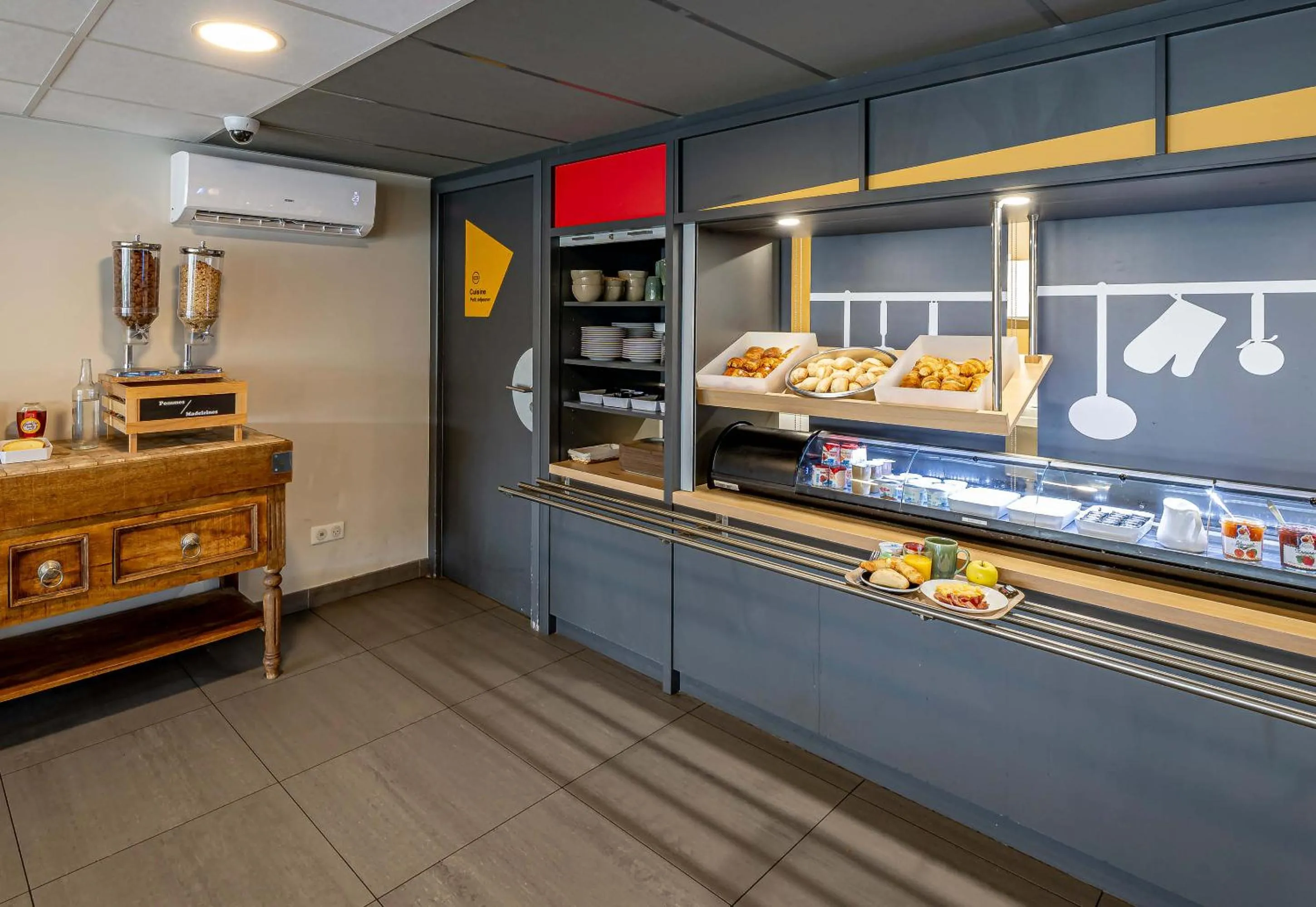 Buffet breakfast in B&B HOTEL Bordeaux Le Haillan 3 étoiles