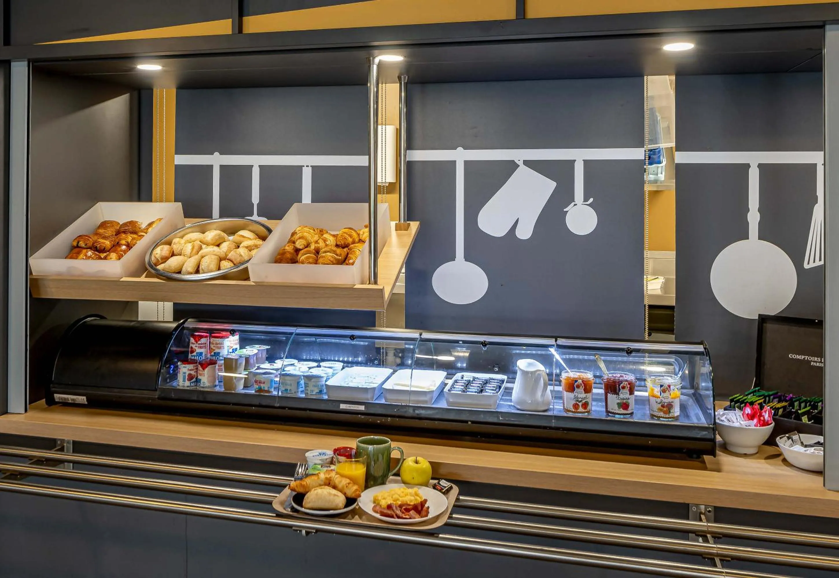 Buffet breakfast in B&B HOTEL Bordeaux Le Haillan 3 étoiles