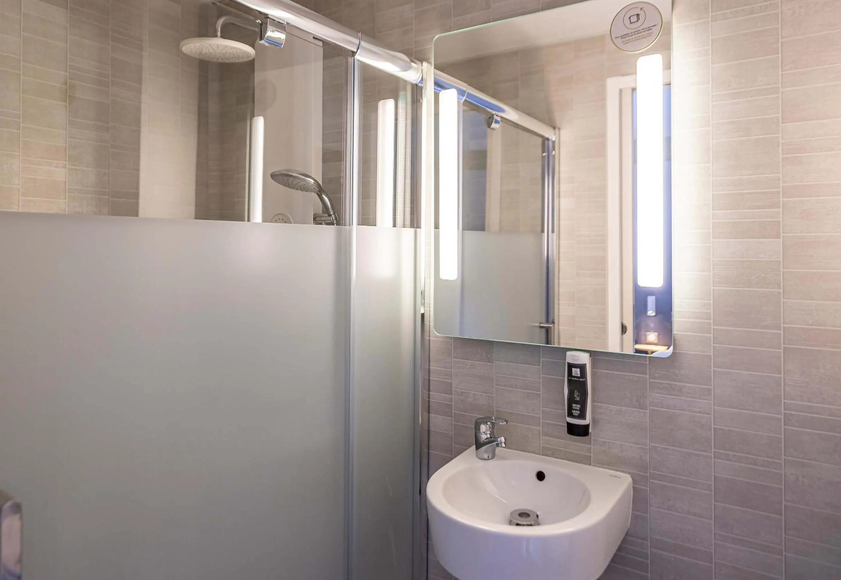 Bathroom in B&B HOTEL Bordeaux Le Haillan 3 étoiles