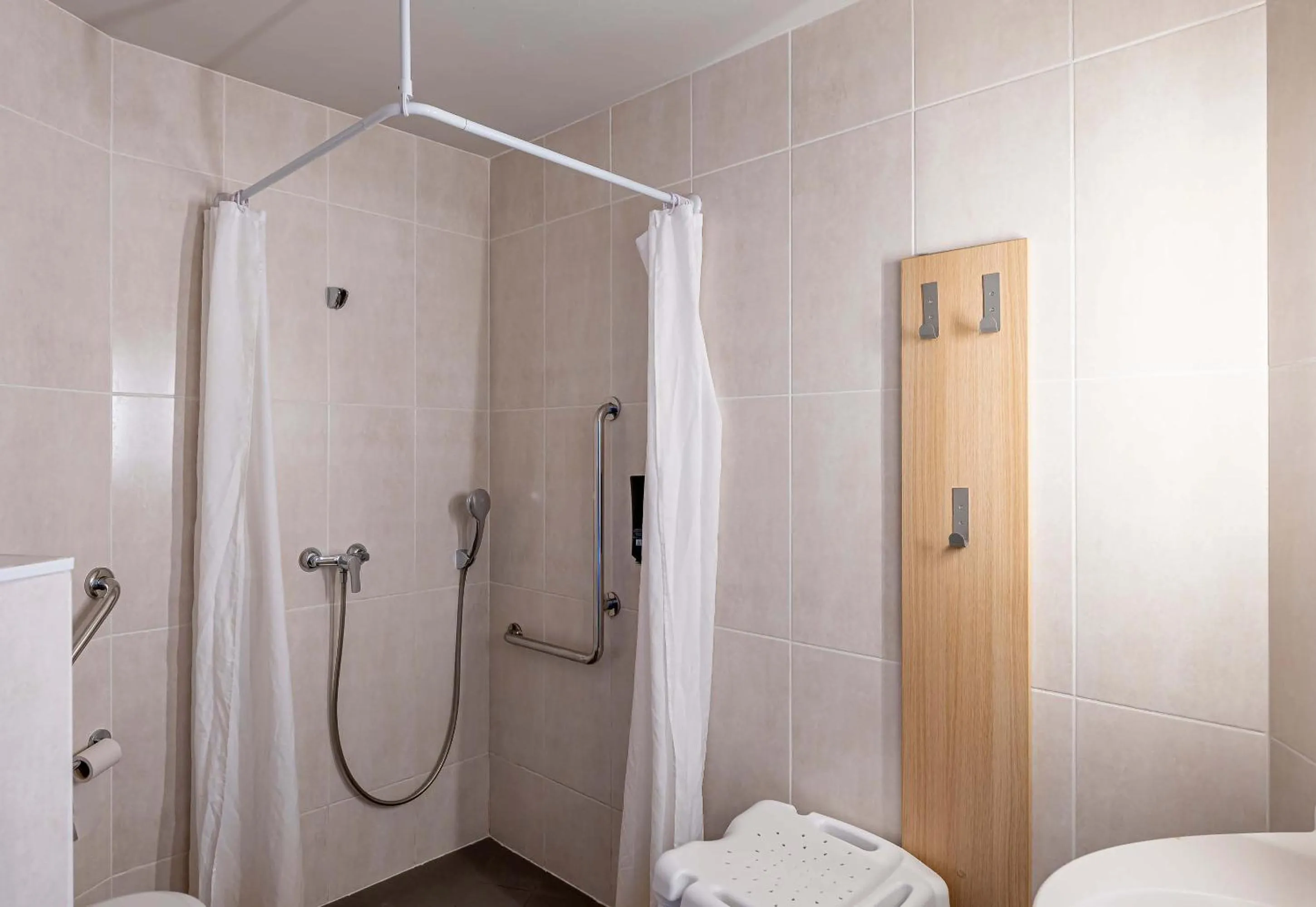 Bathroom in B&B HOTEL Bordeaux Le Haillan 3 étoiles