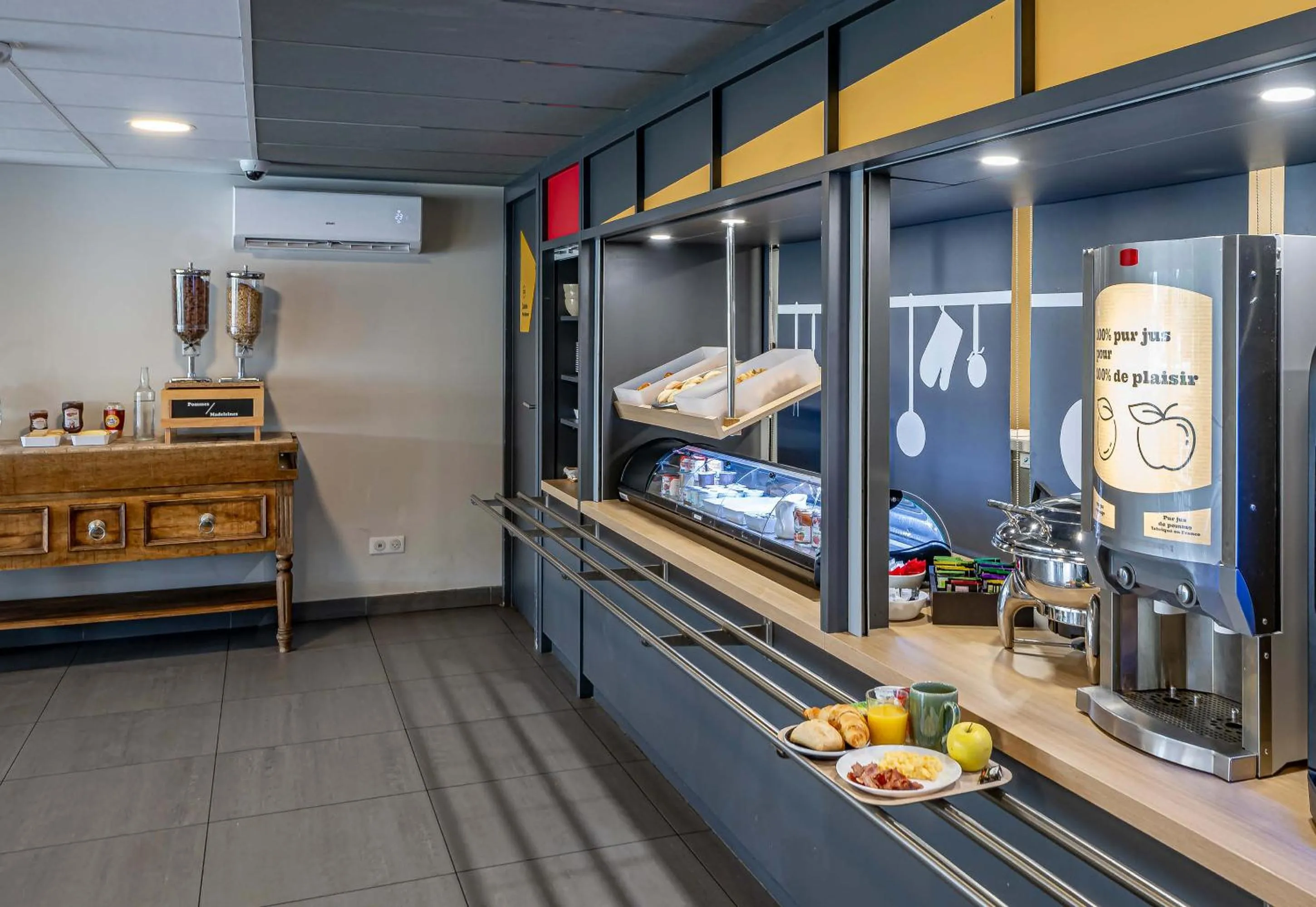 Buffet breakfast in B&B HOTEL Bordeaux Le Haillan 3 étoiles