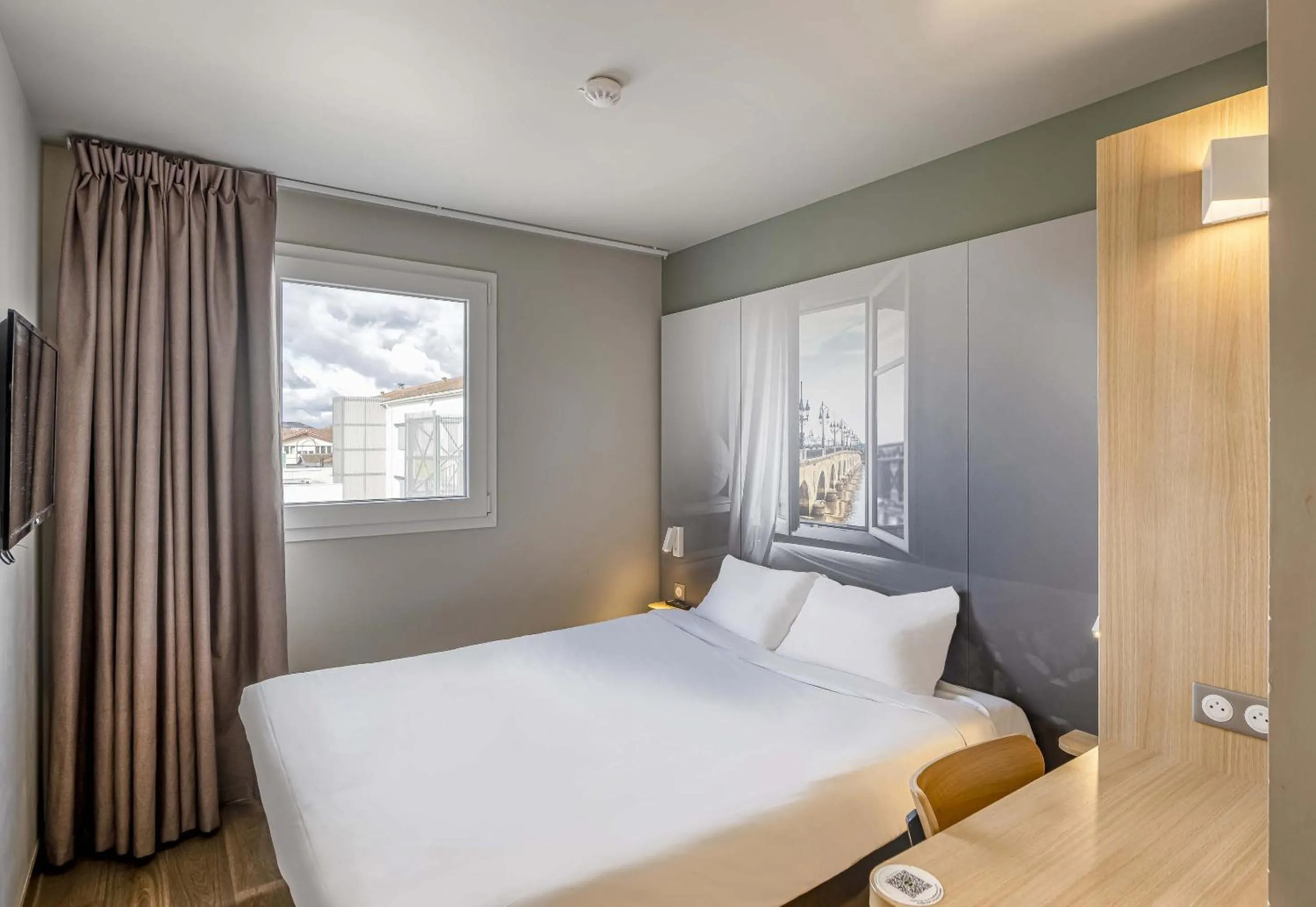 Bedroom, Bed in B&B HOTEL Bordeaux Le Haillan 3 étoiles