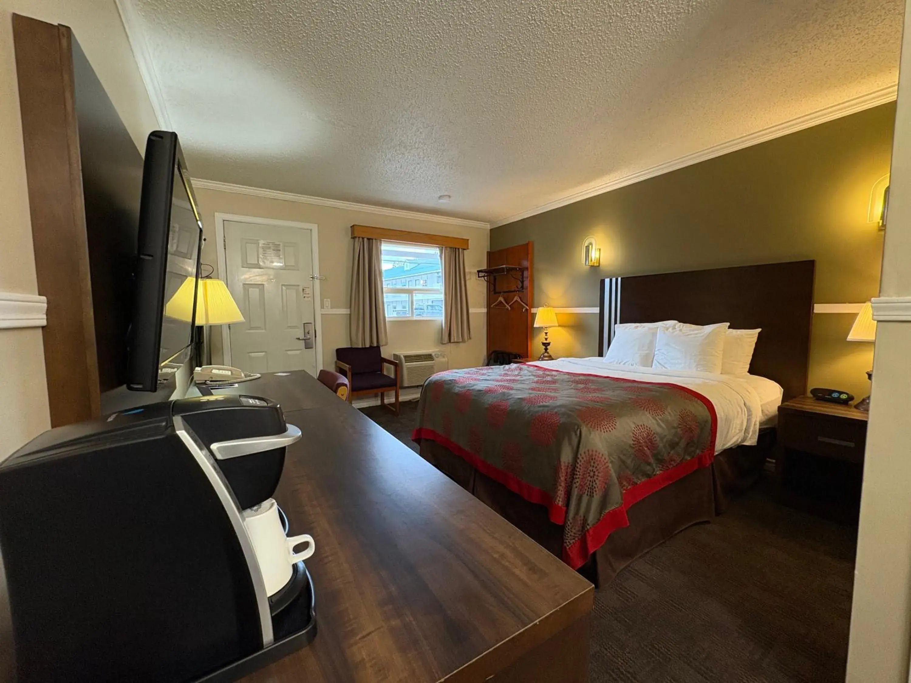 Queen Room in Grand Forks Inn Queen Room in Grand Forks Inn