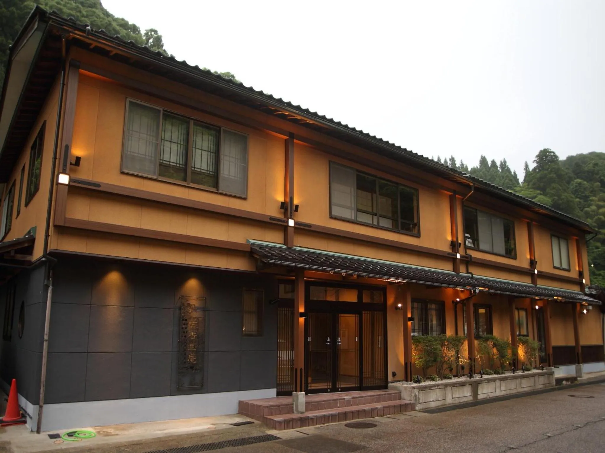 Property building in Kanazawa Yuwaku Onsen Kokarian