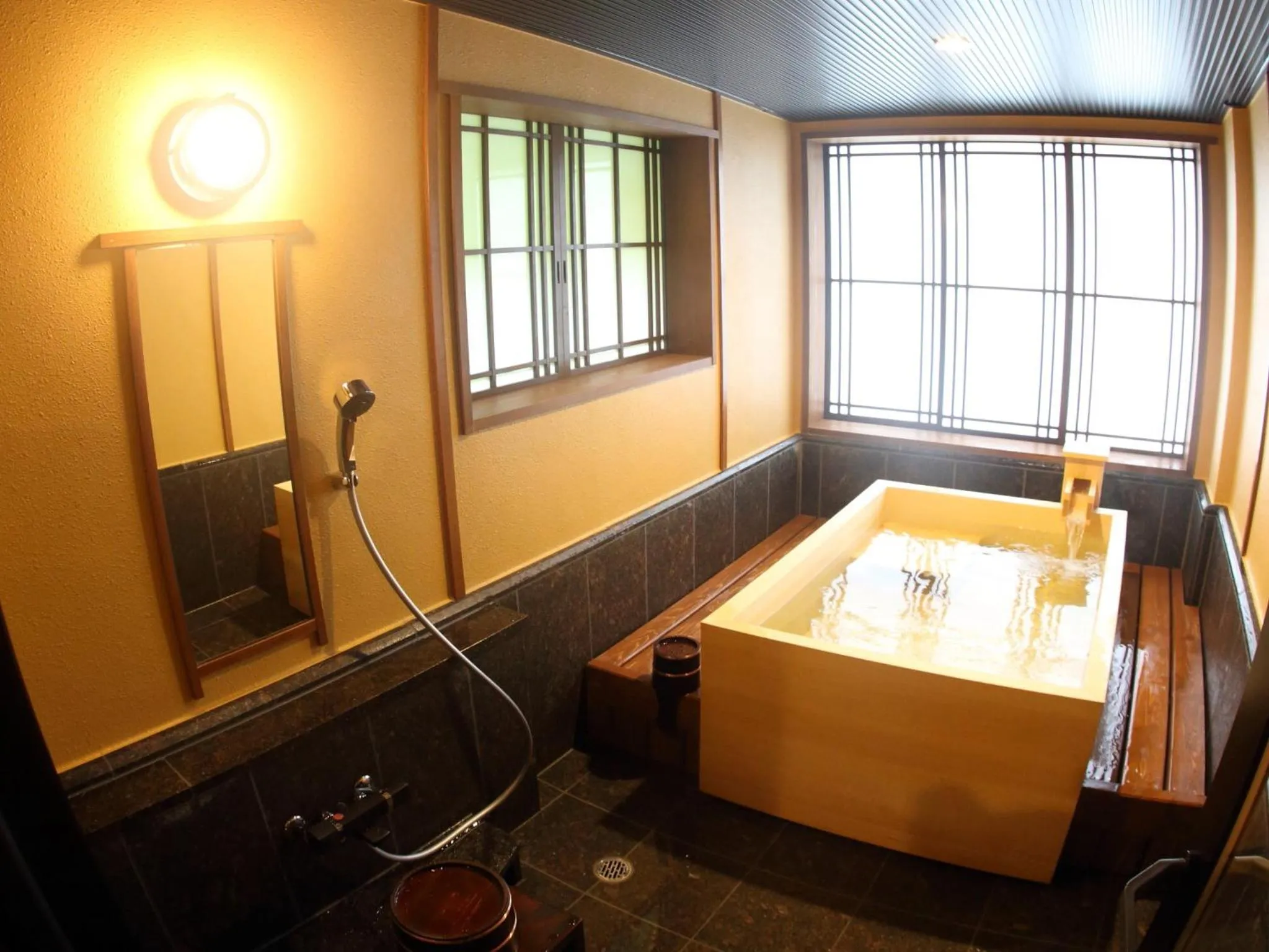 Kanazawa Yuwaku Onsen Kokarian