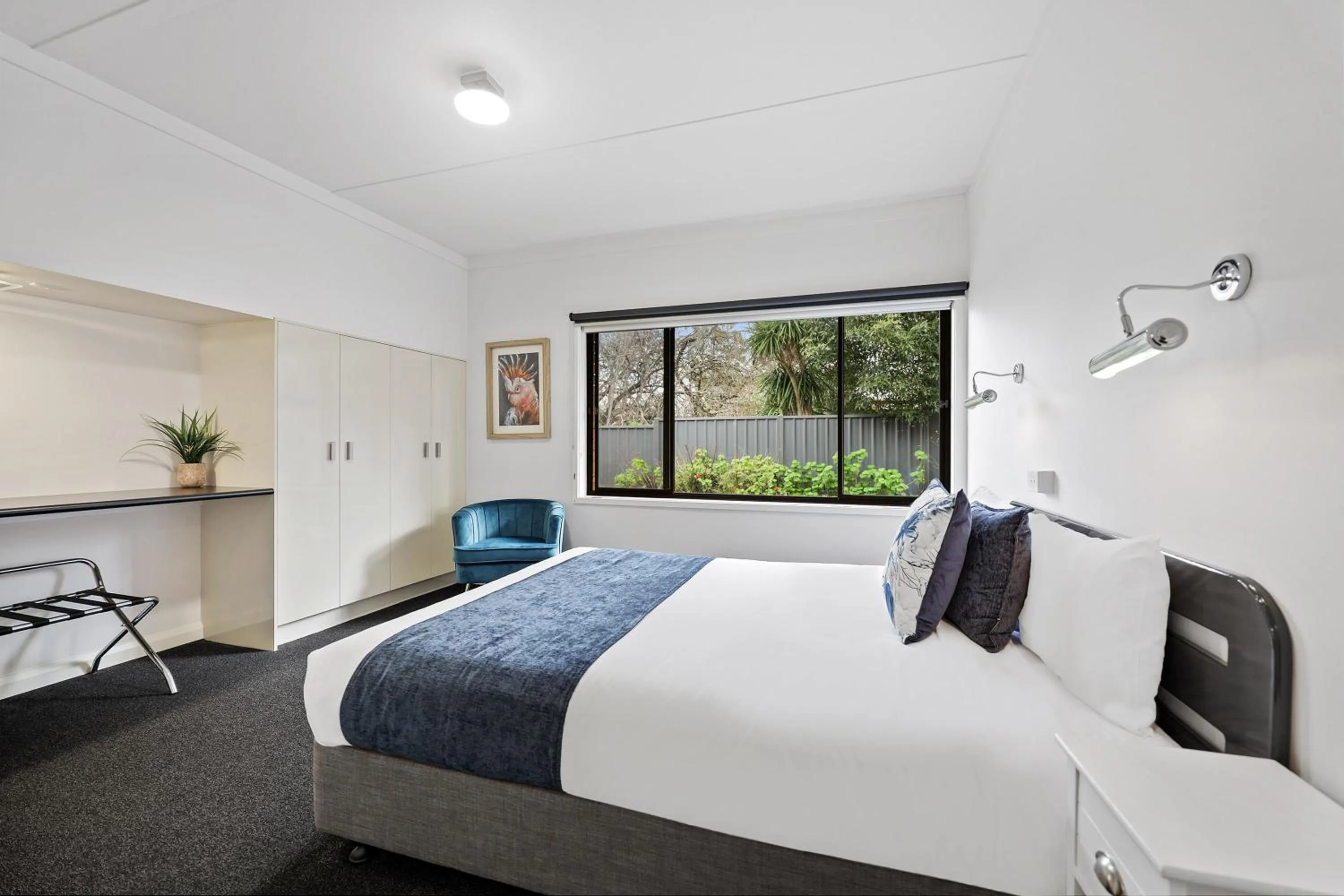 Bed in Hamilton Lakeside Motel