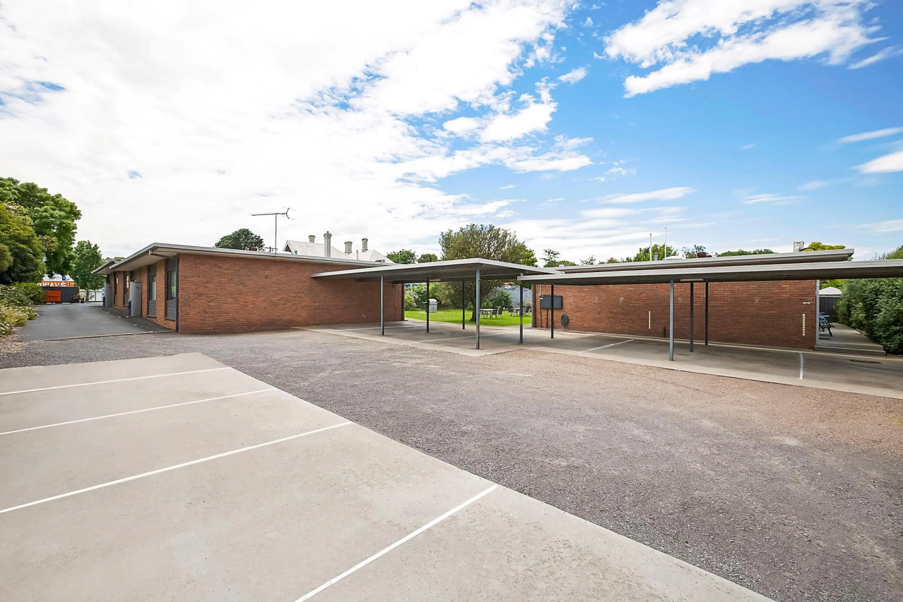 Property building in Hamilton Lakeside Motel