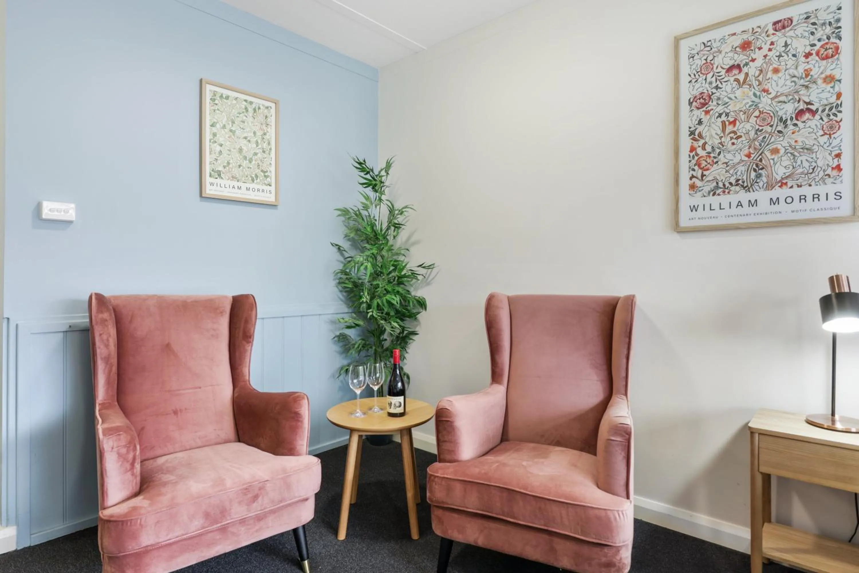 Seating area in Hamilton Lakeside Motel