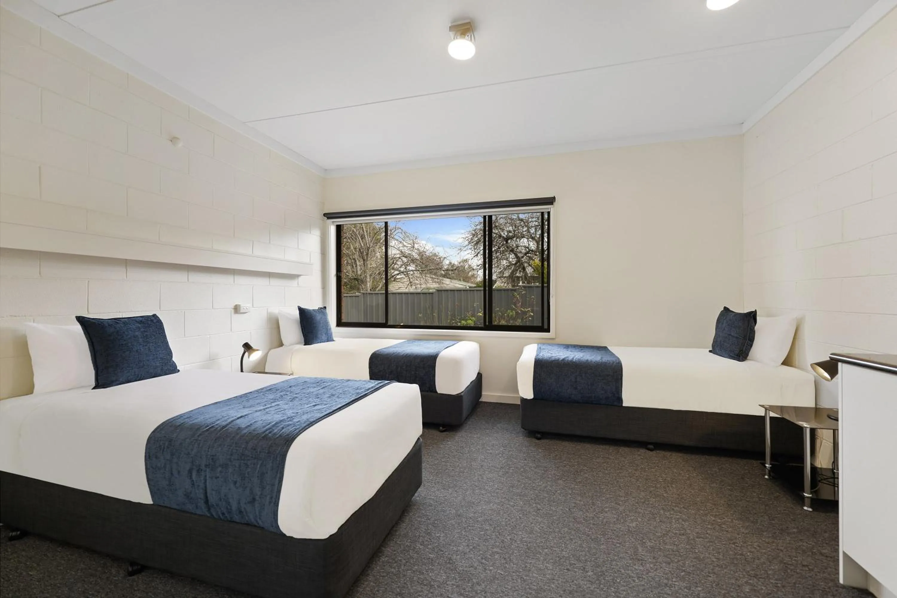 Bedroom, Bed in Hamilton Lakeside Motel