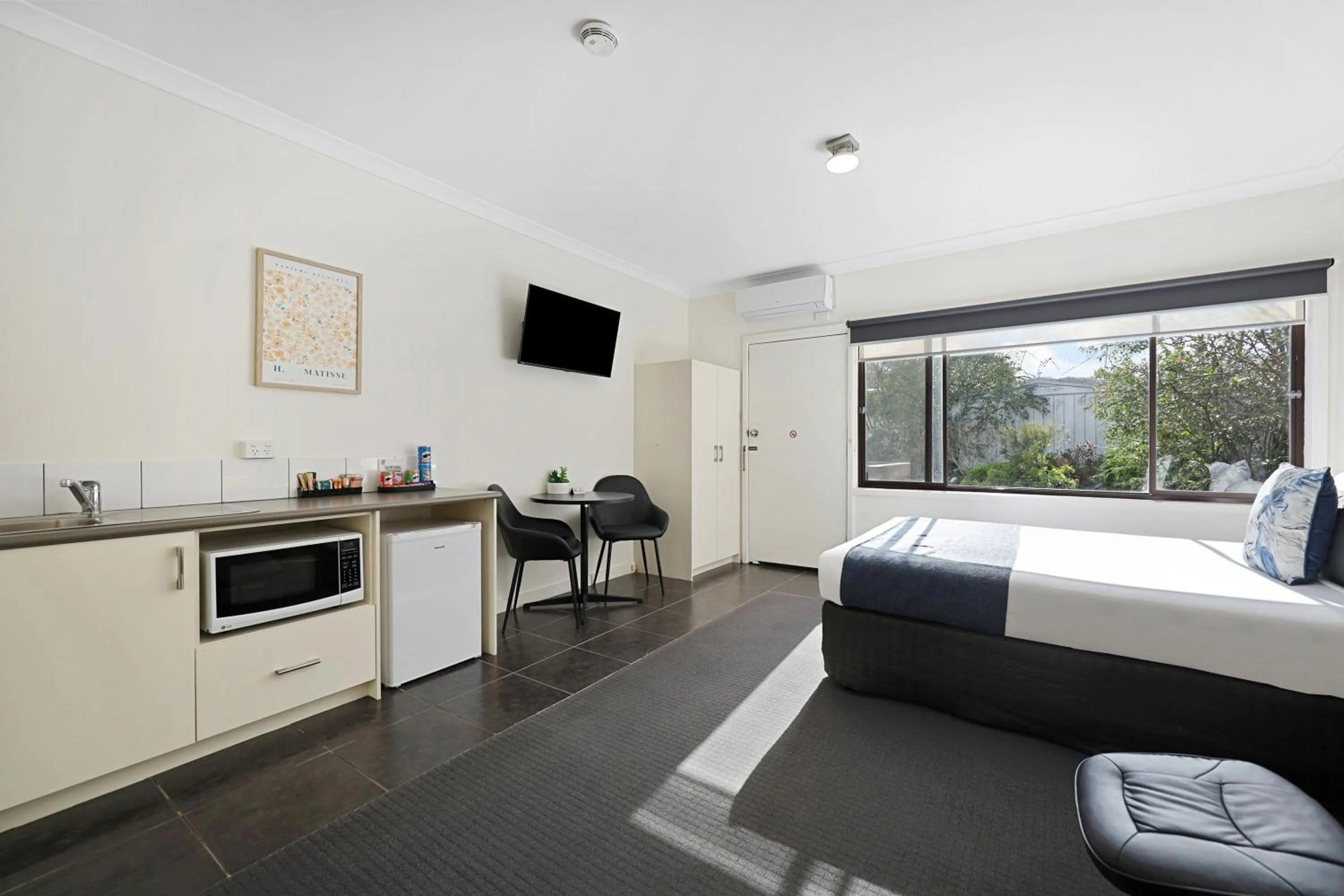 Bedroom, Bed in Hamilton Lakeside Motel