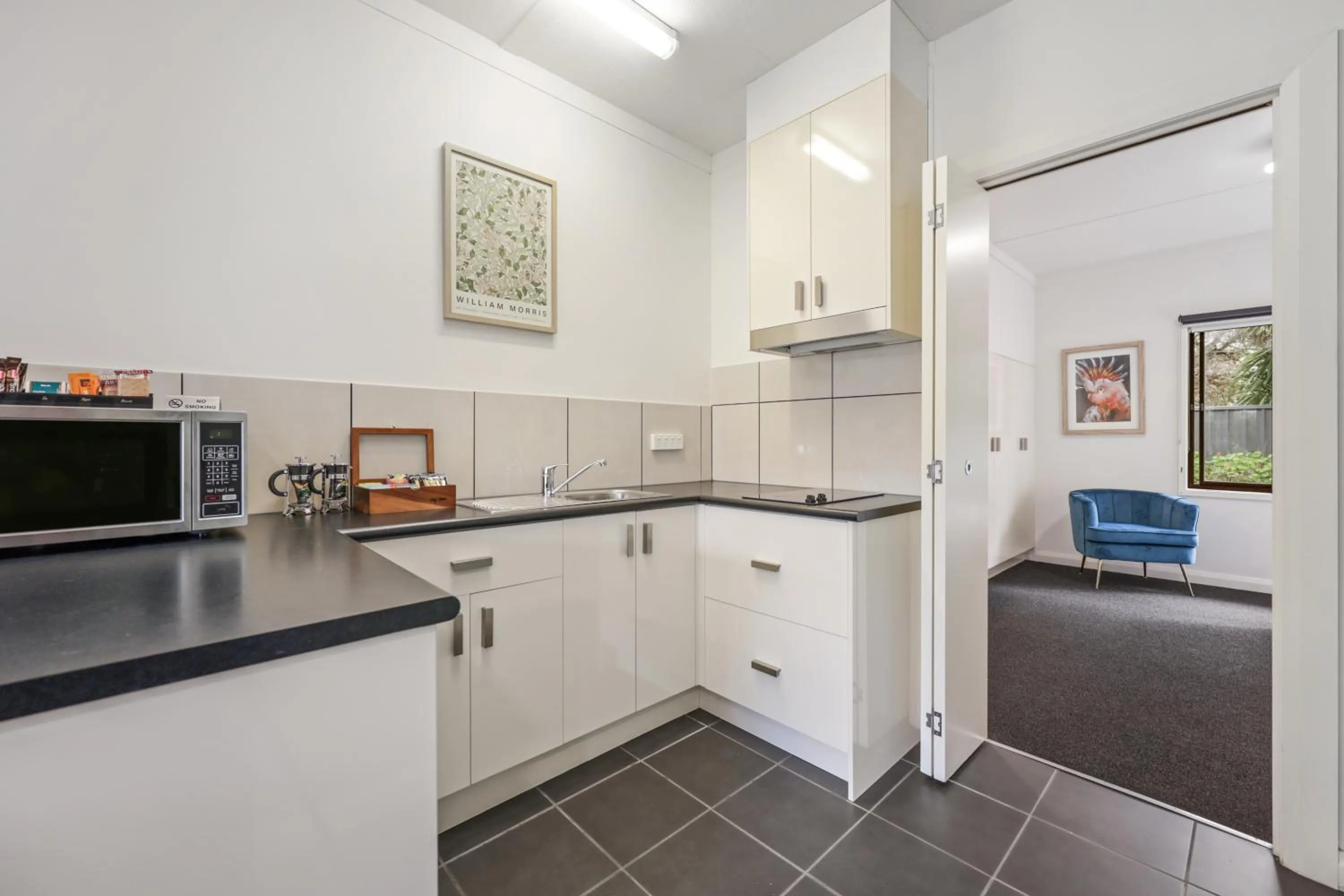 Kitchen or kitchenette in Hamilton Lakeside Motel