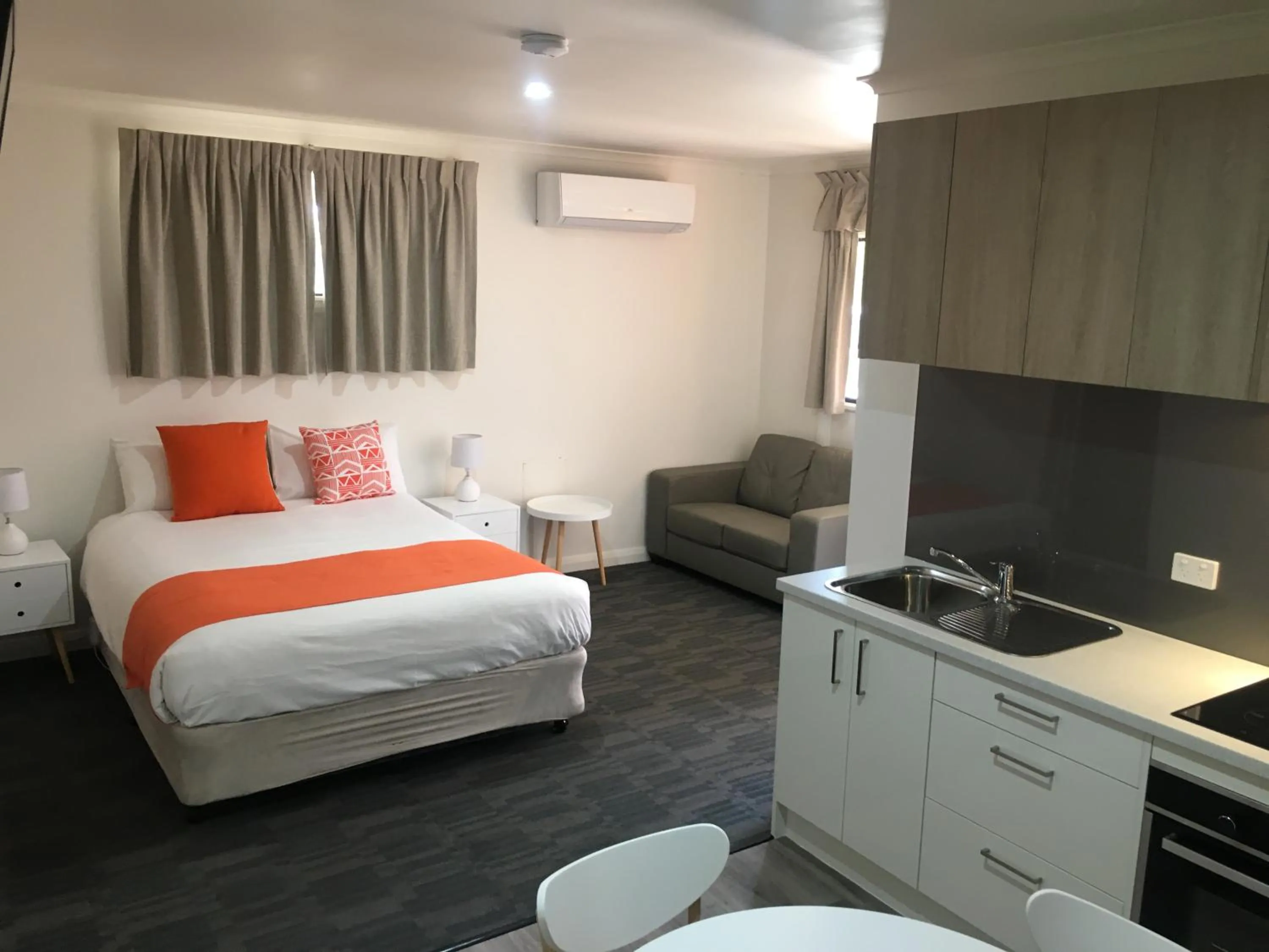 Photo of the whole room, Bed in Sturt Motel