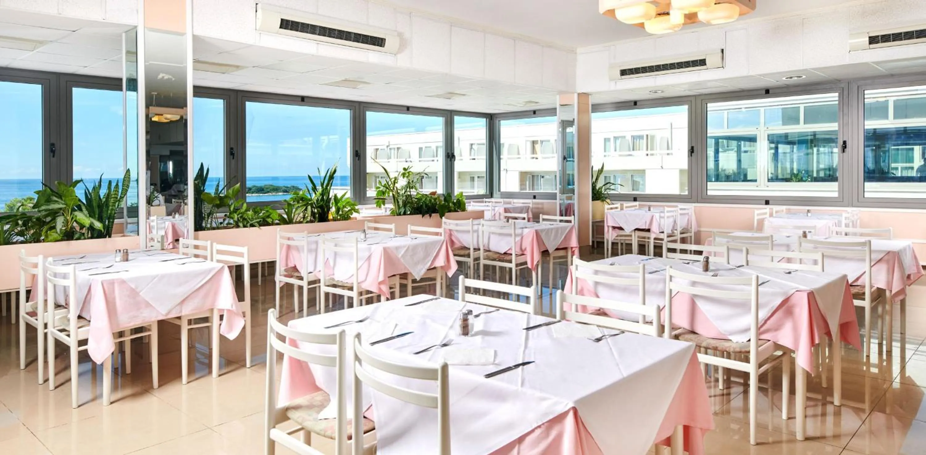 Restaurant/places to eat in Hotel Delfin Plava Laguna