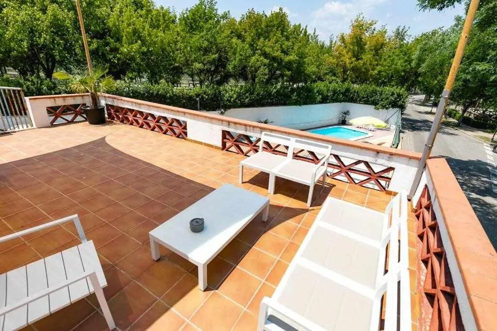 Newly renovated room w Pool & BikeParking