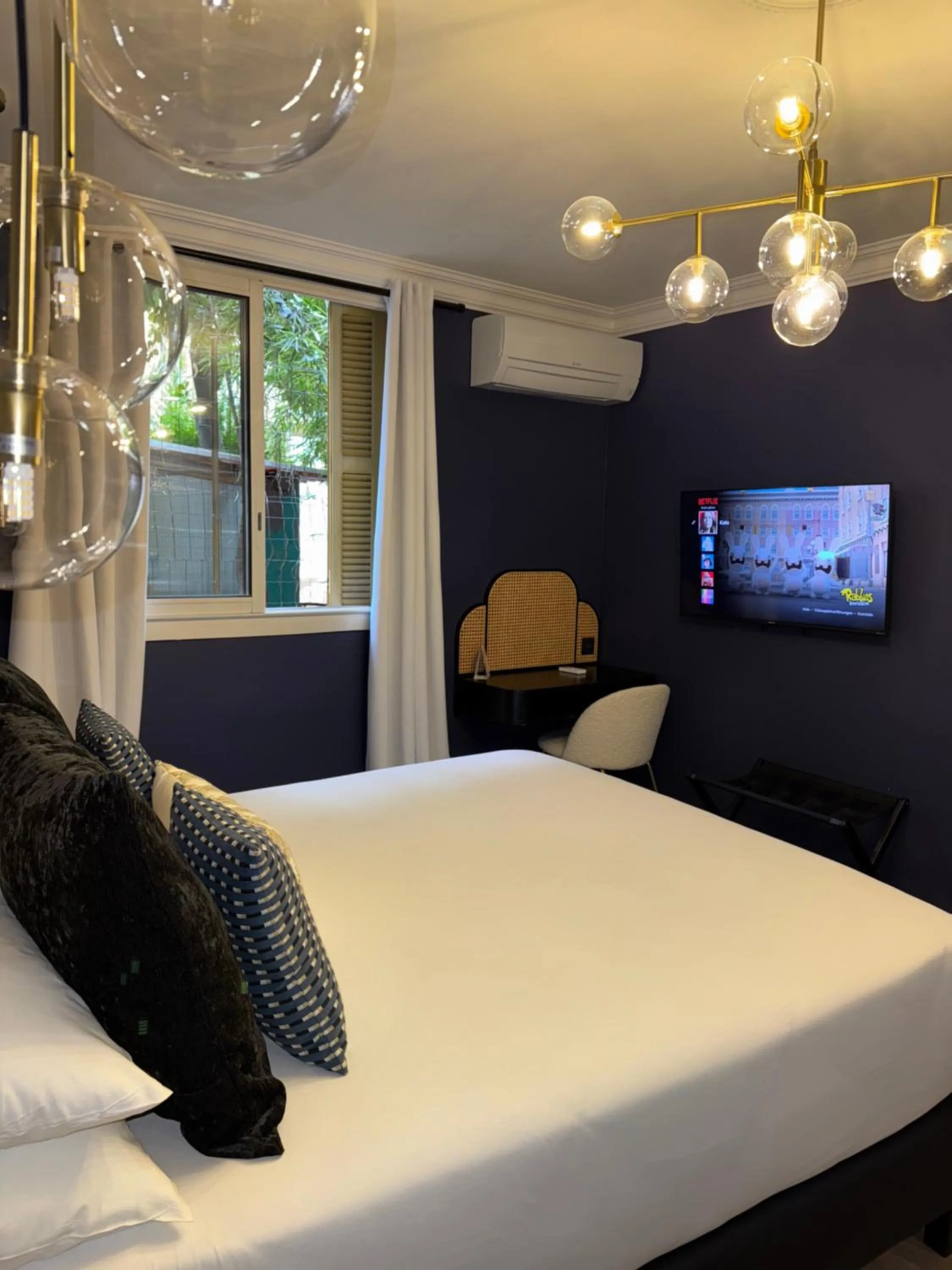 Bedroom, Bed in Hôtel la Caravelle - Aix-en-Provence centre historique