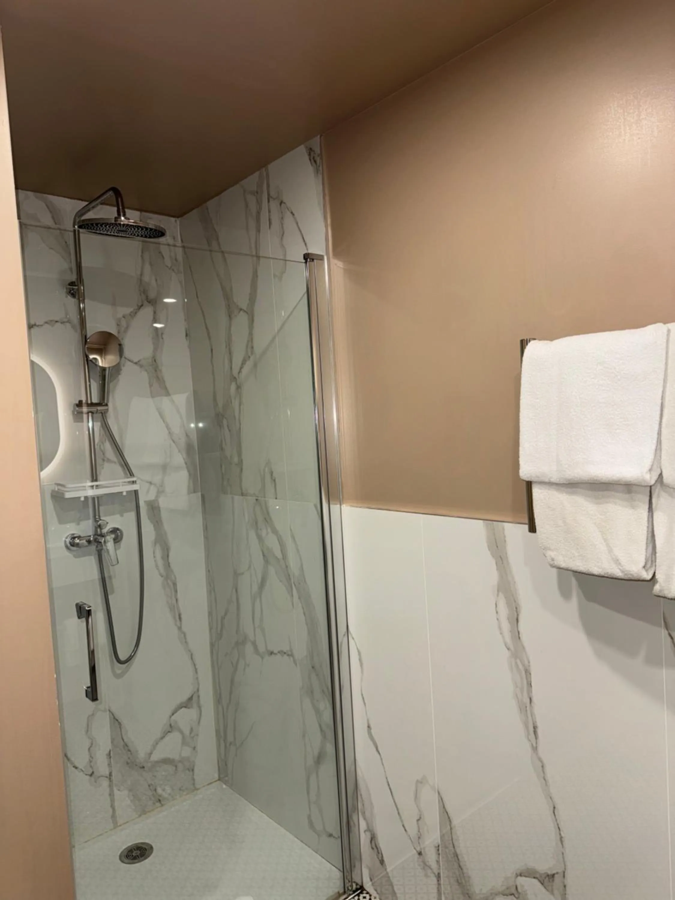 Shower in Hôtel la Caravelle - Aix-en-Provence centre historique