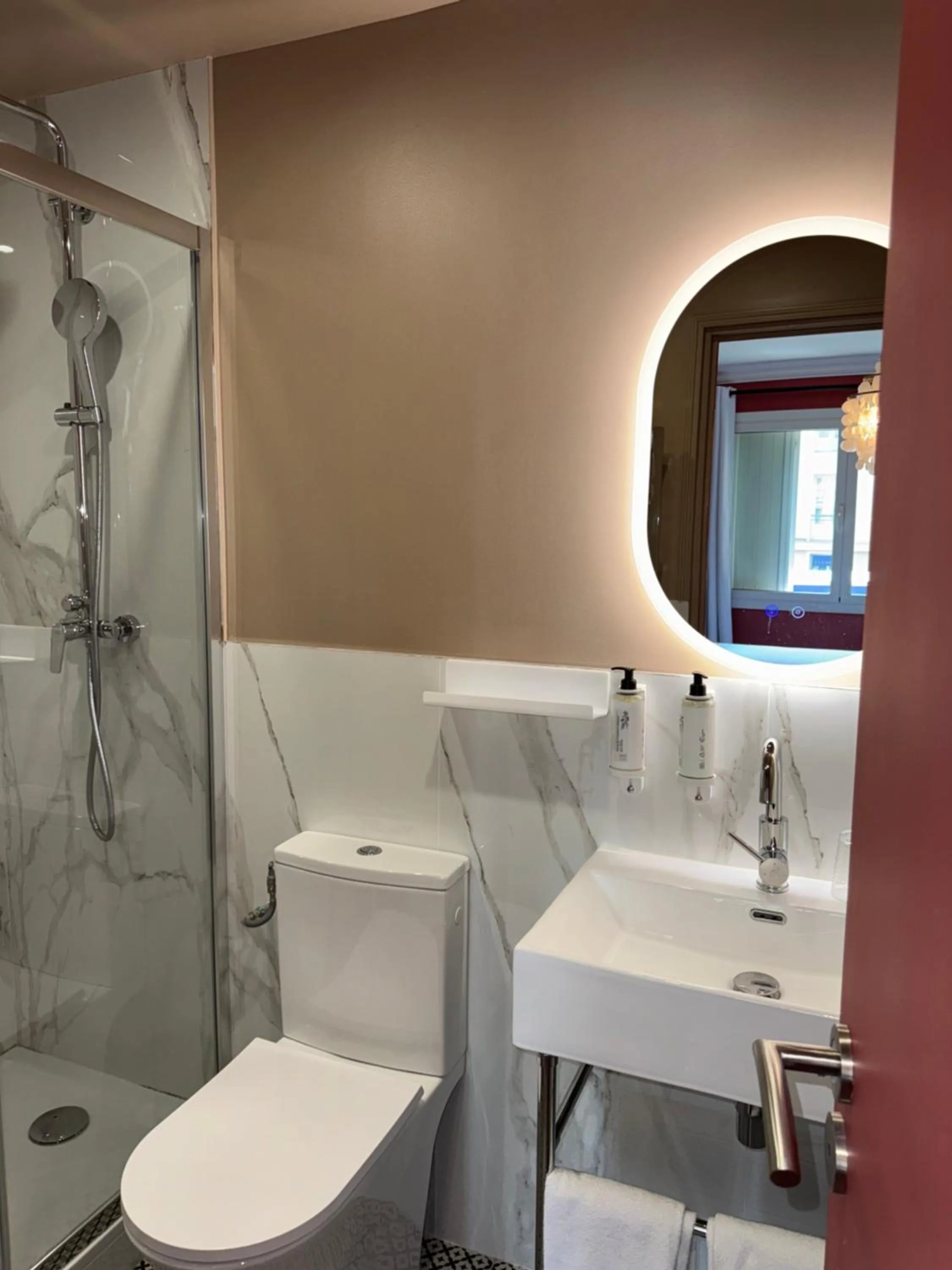 Shower in Hôtel la Caravelle - Aix-en-Provence centre historique