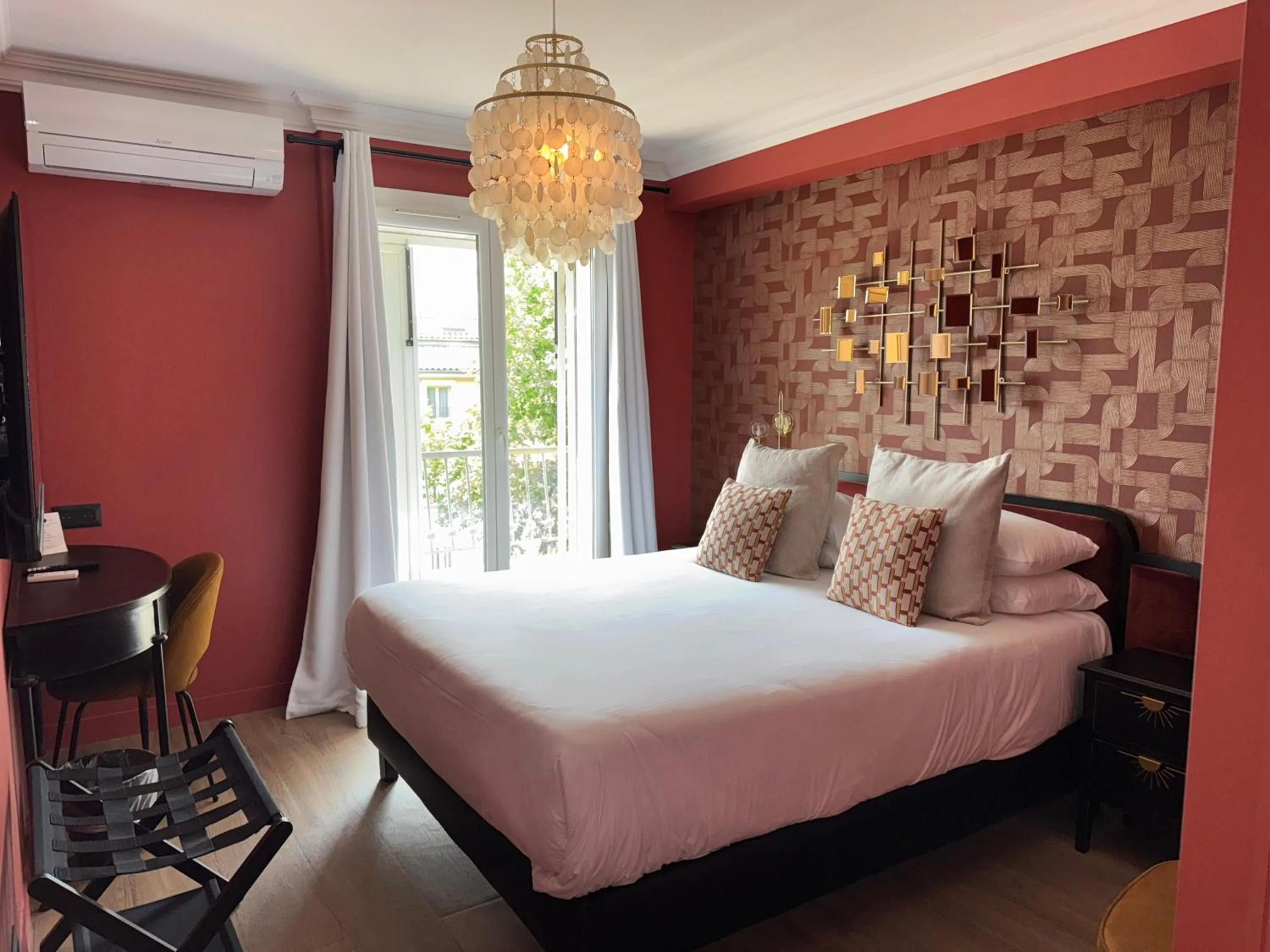 Bedroom, Bed in Hôtel la Caravelle - Aix-en-Provence centre historique