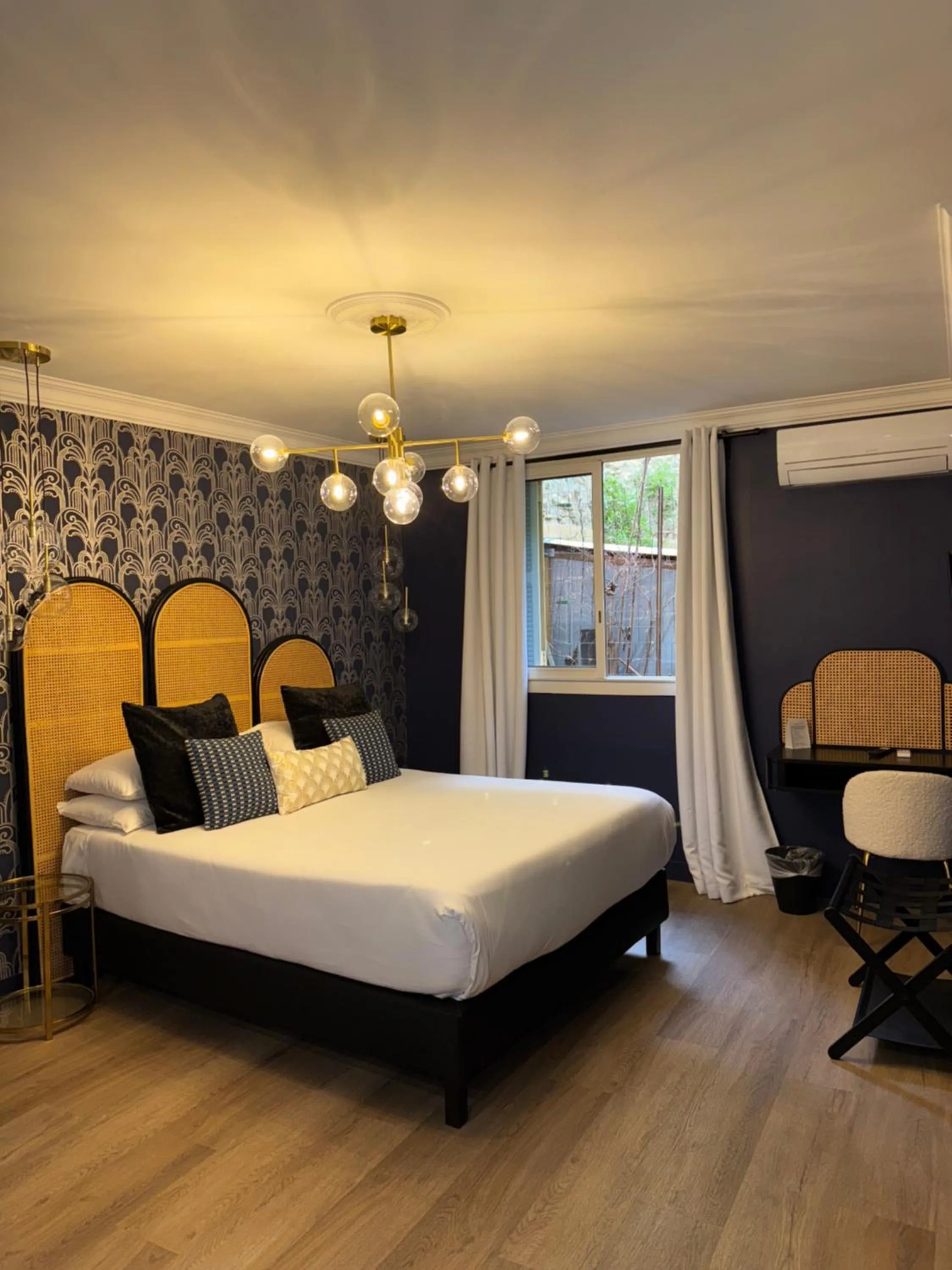 Bedroom, Bed in Hôtel la Caravelle - Aix-en-Provence centre historique