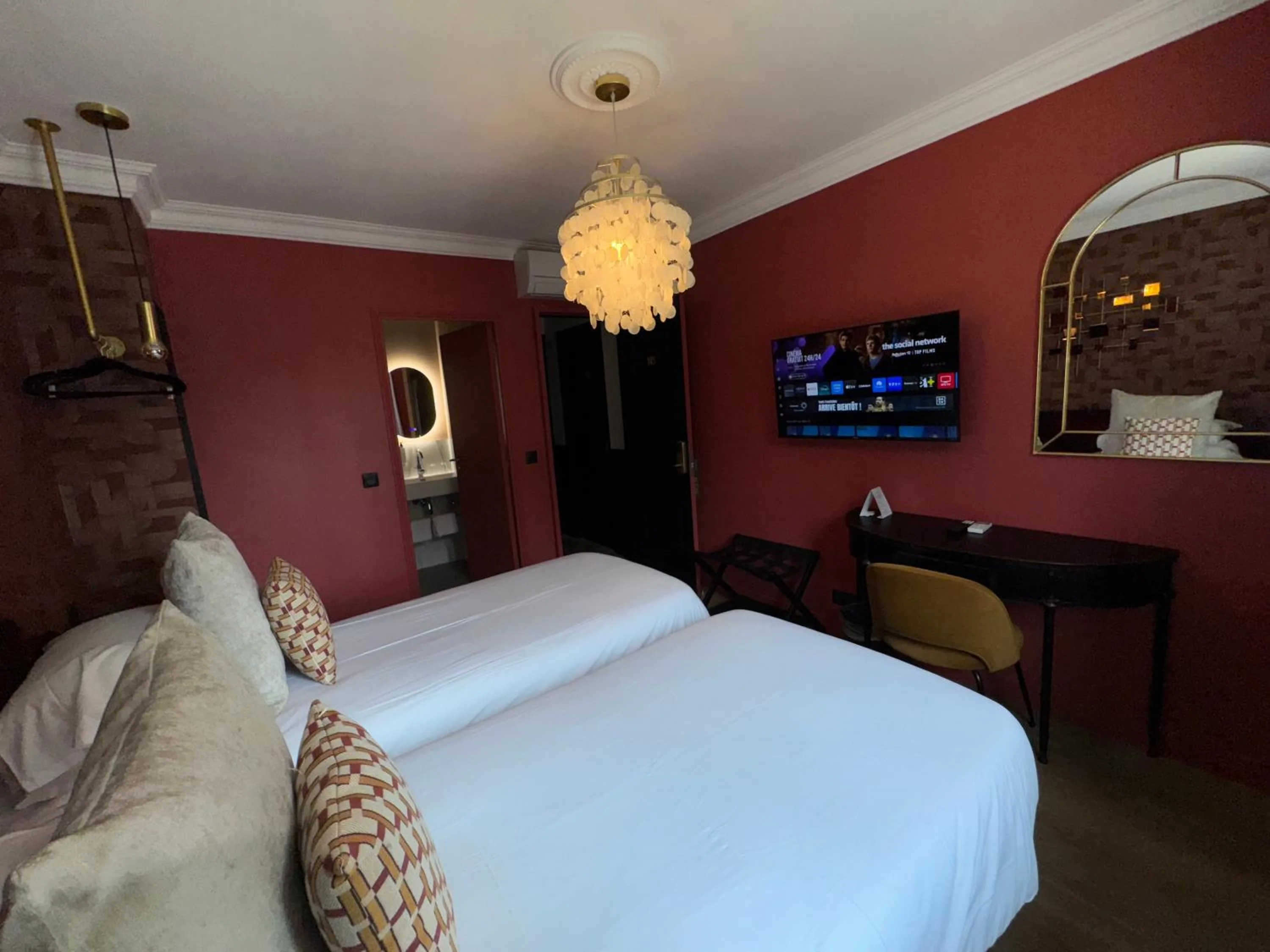 Photo of the whole room, Bed in Hôtel la Caravelle - Aix-en-Provence centre historique