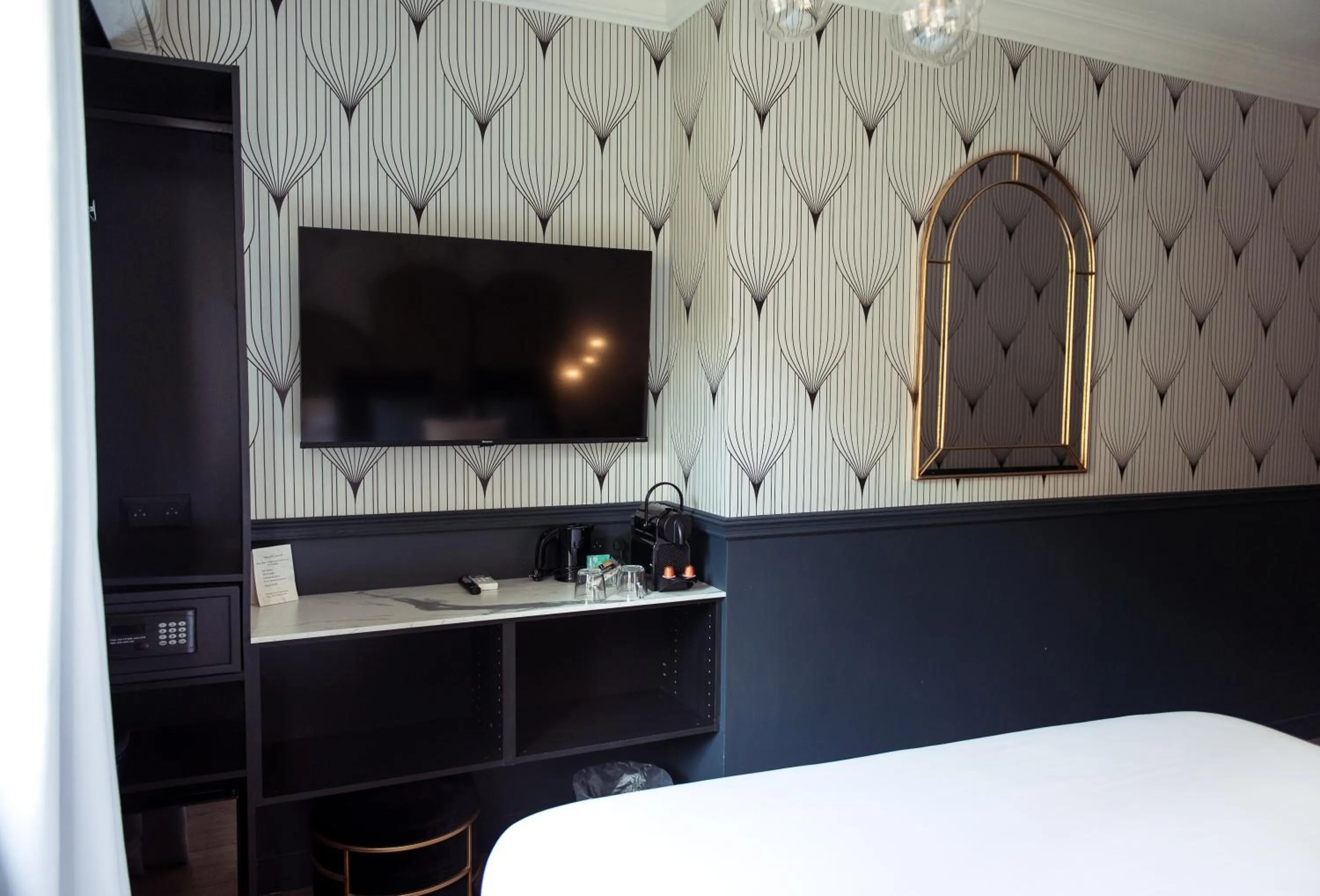 Bedroom, Bed in Hôtel la Caravelle - Aix-en-Provence centre historique