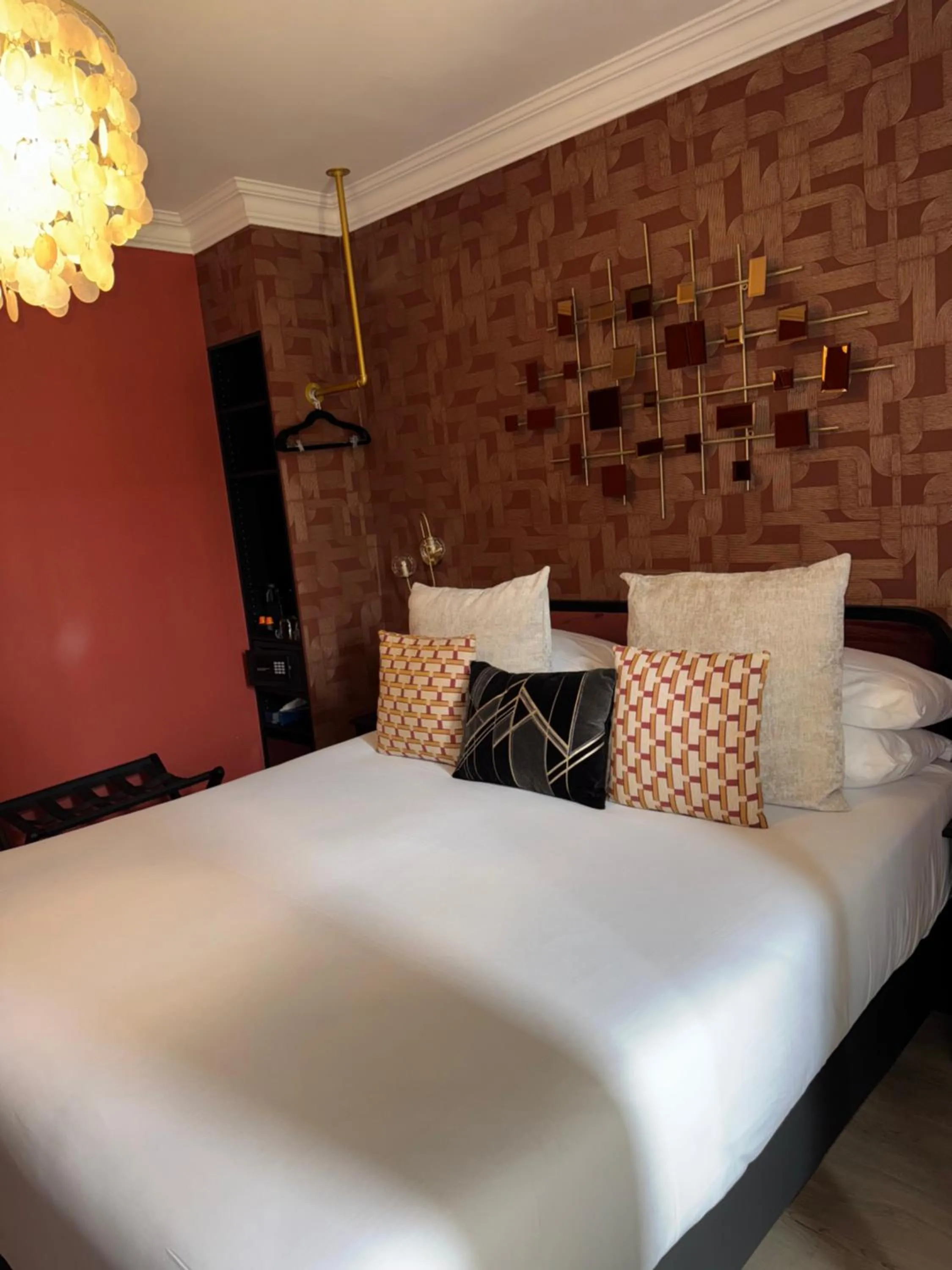 Bedroom, Bed in Hôtel la Caravelle - Aix-en-Provence centre historique