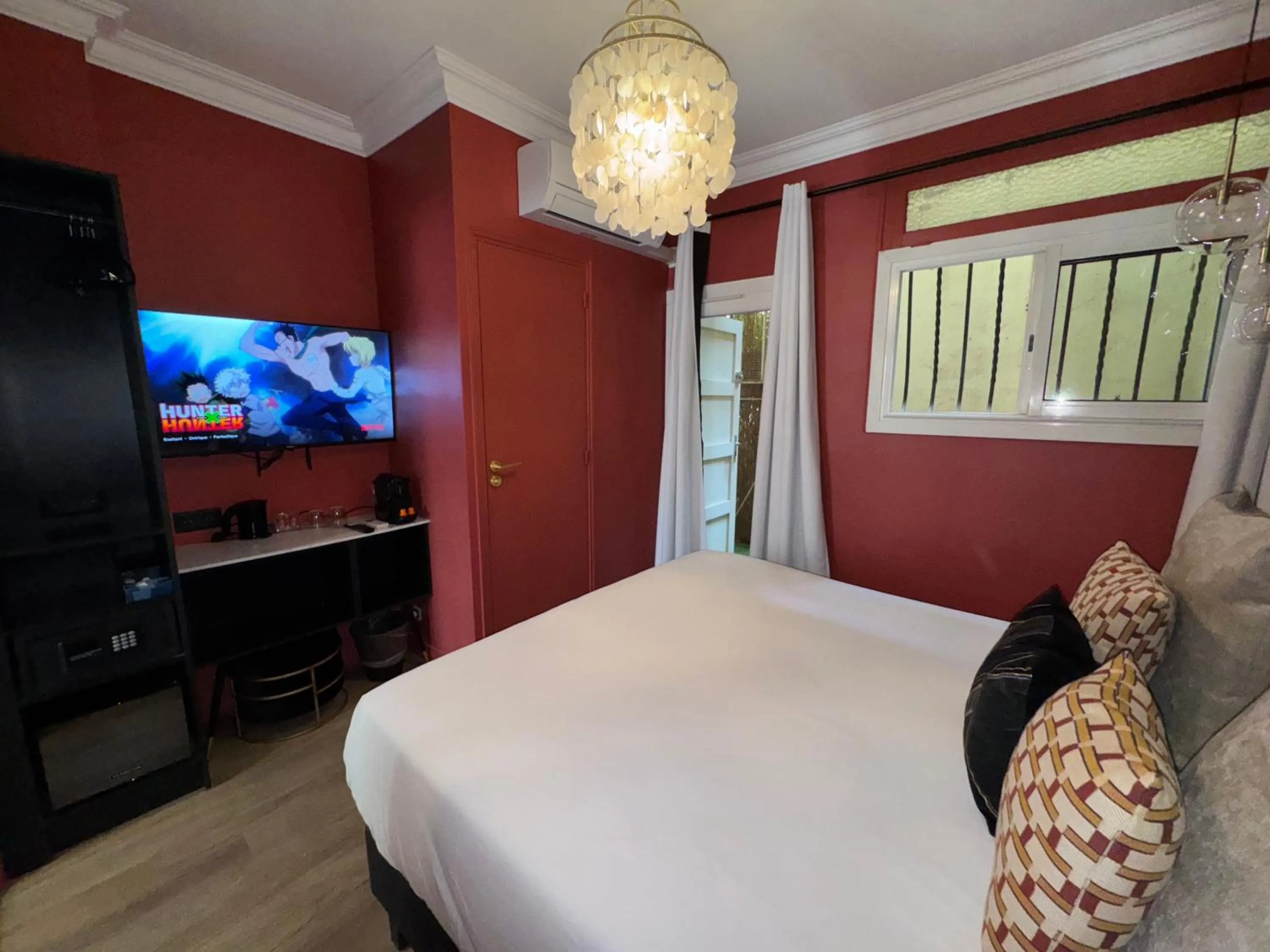 Bedroom, Bed in Hôtel la Caravelle - Aix-en-Provence centre historique