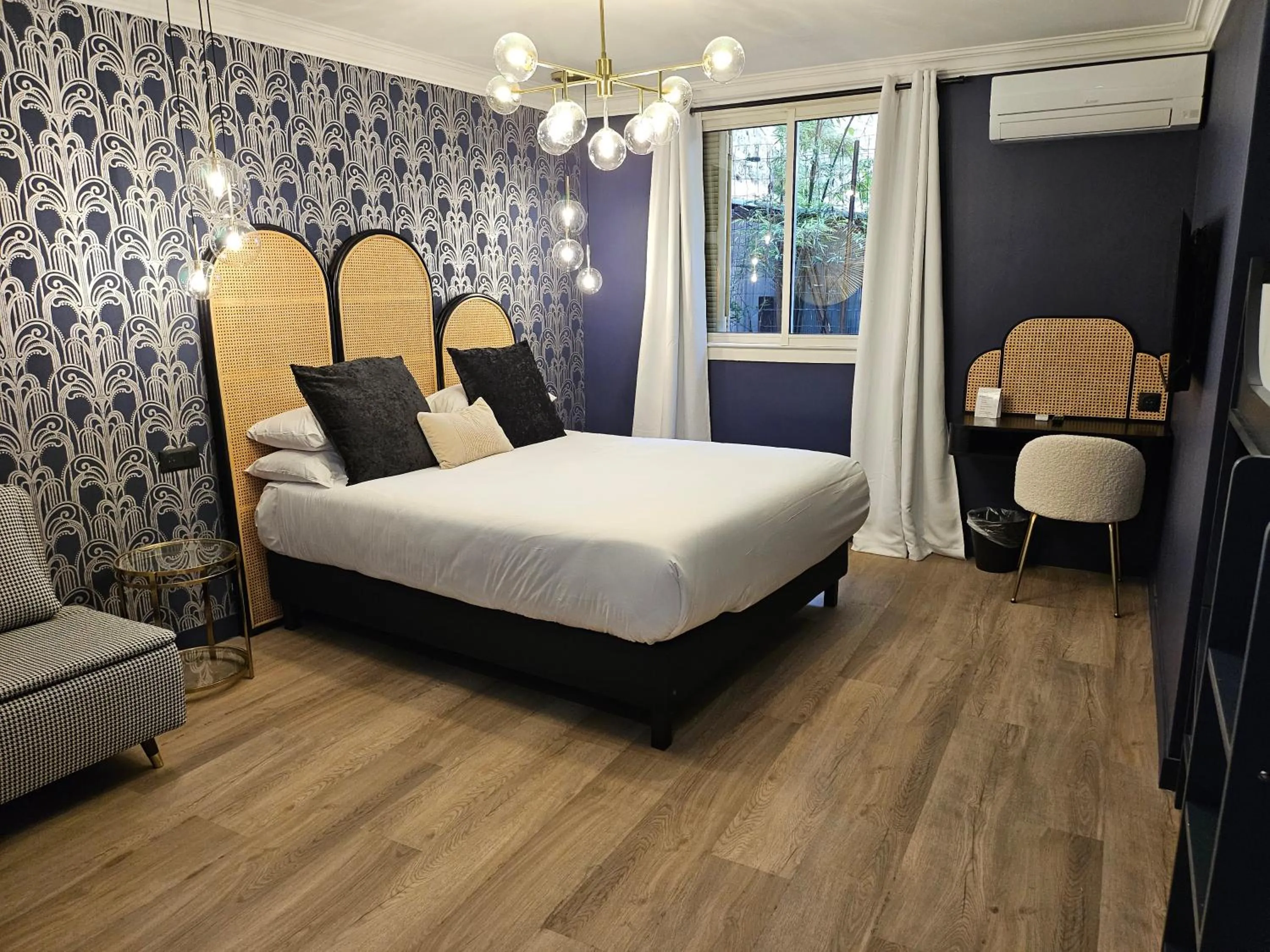 Bedroom, Bed in Hôtel la Caravelle - Aix-en-Provence centre historique