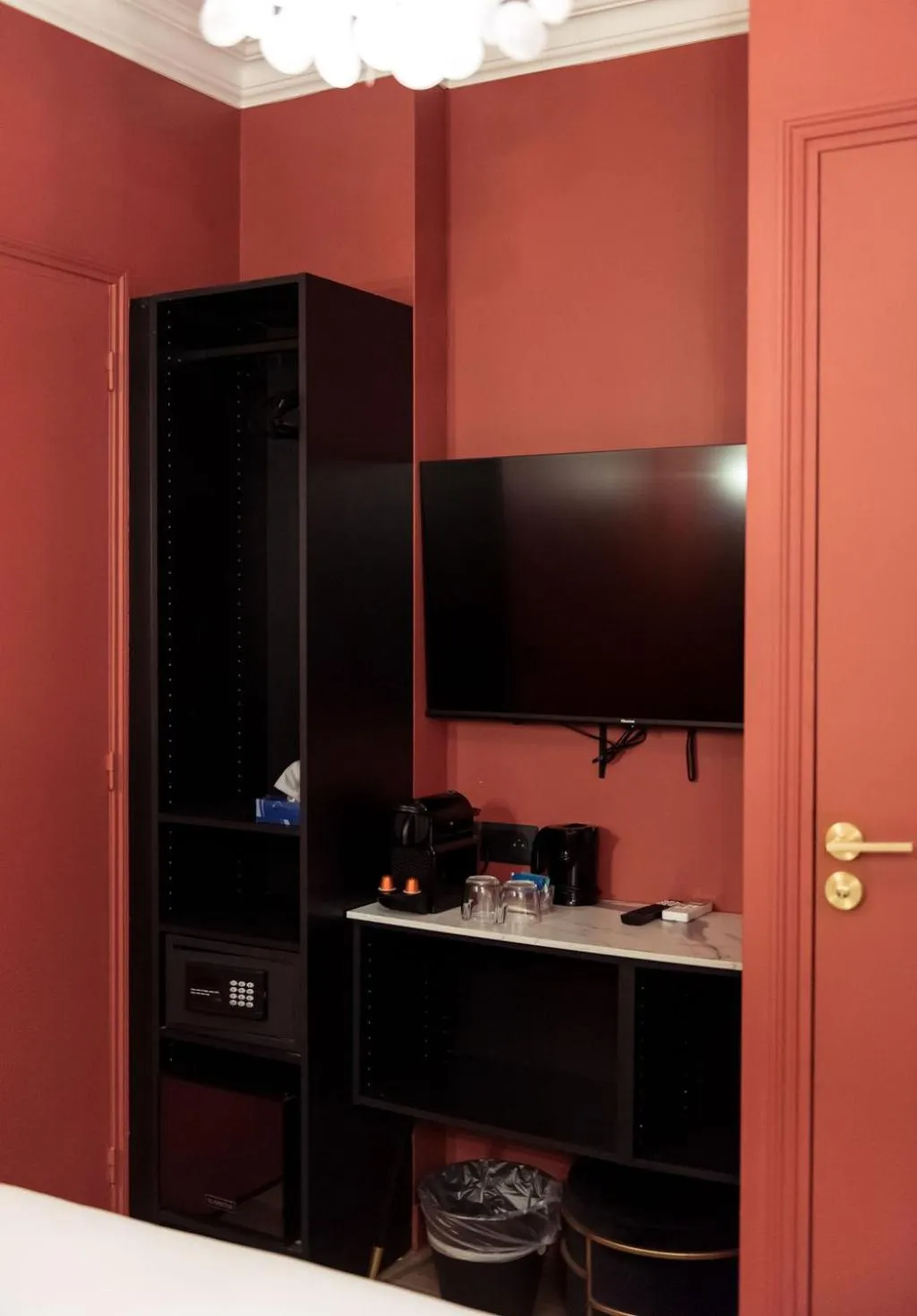 TV and multimedia in Hôtel la Caravelle - Aix-en-Provence centre historique