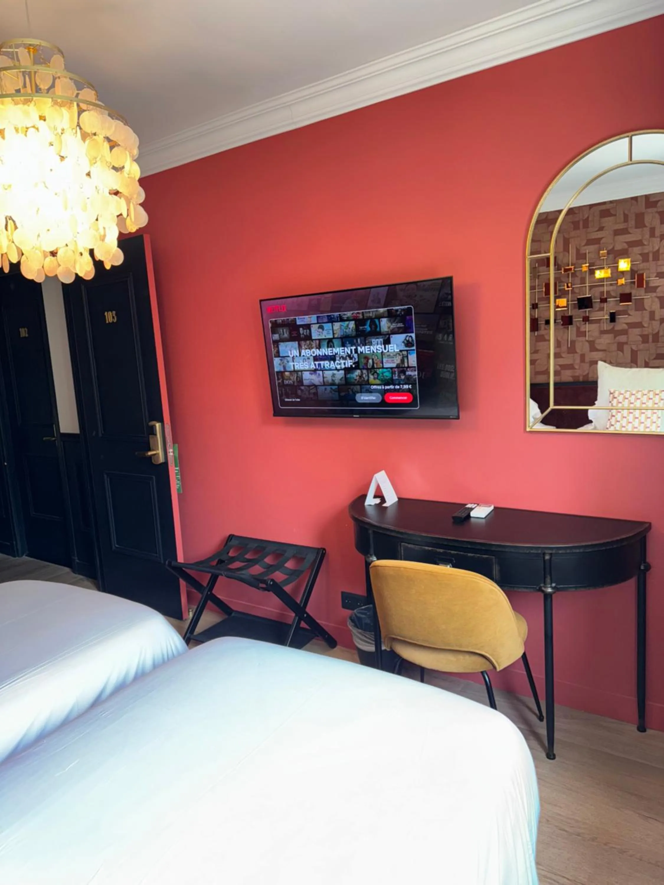 TV and multimedia, Bed in Hôtel la Caravelle - Aix-en-Provence centre historique