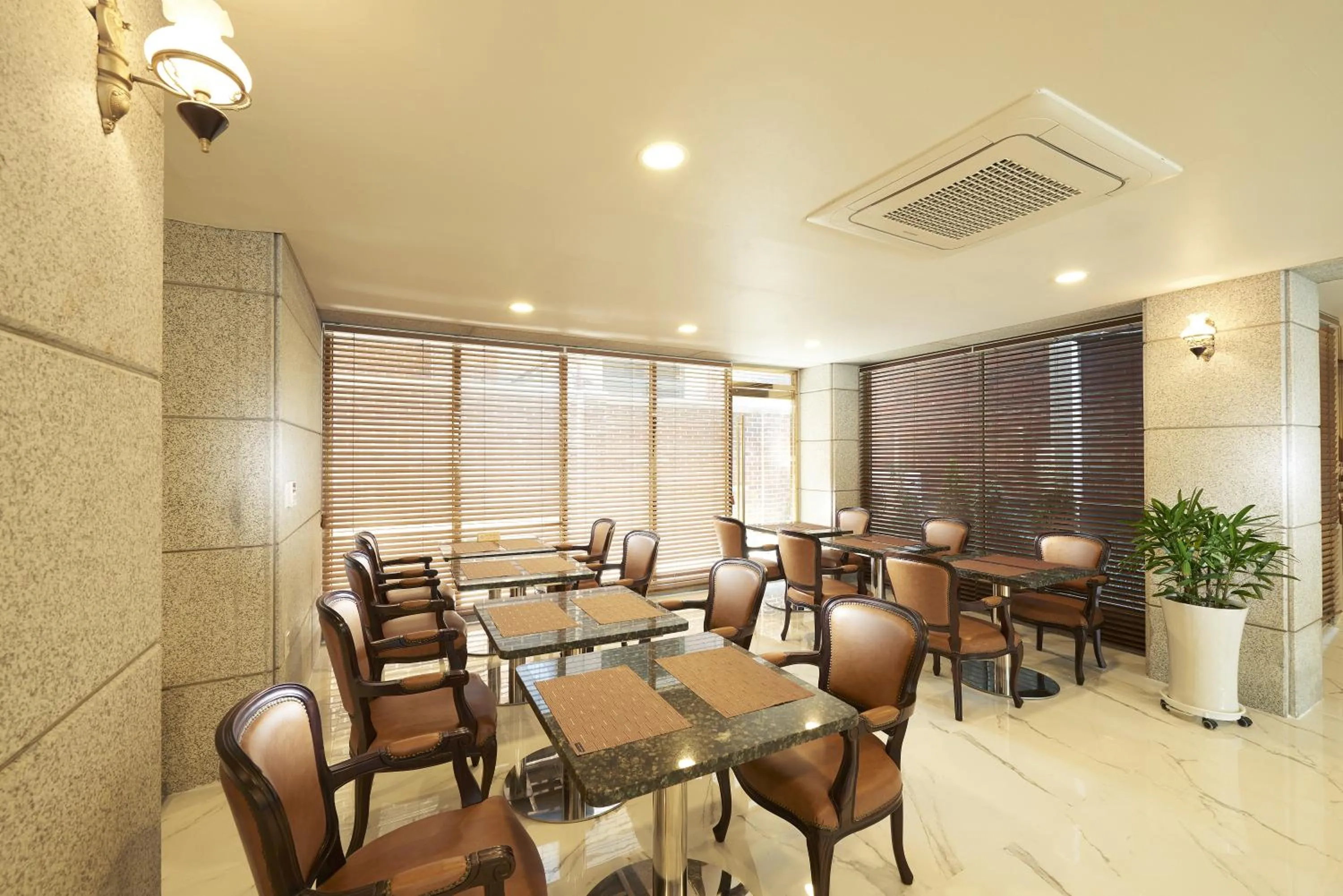 Restaurant/places to eat in Noble Hotel