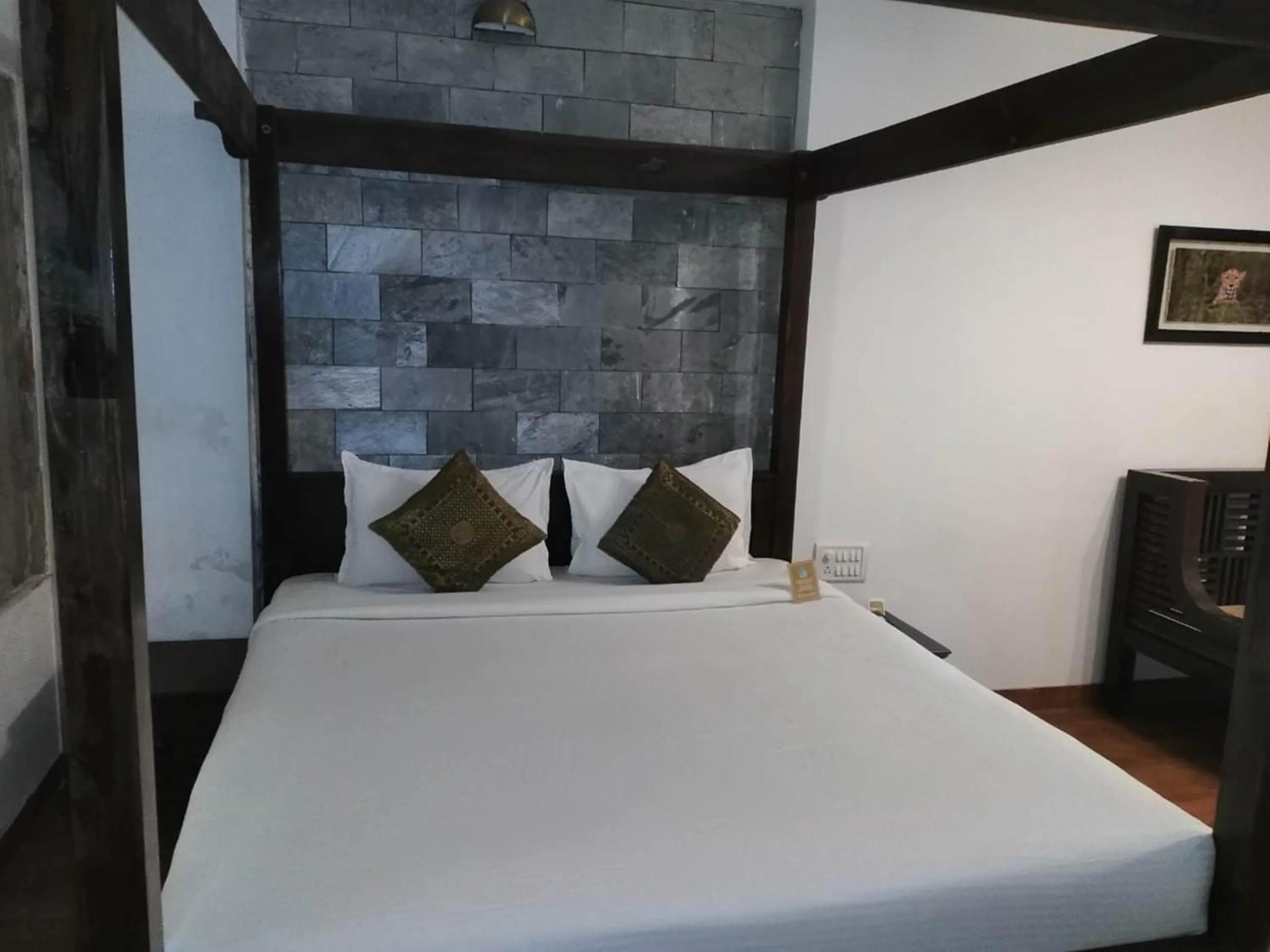 Bed in Kumbhalgarh Forest Retreat